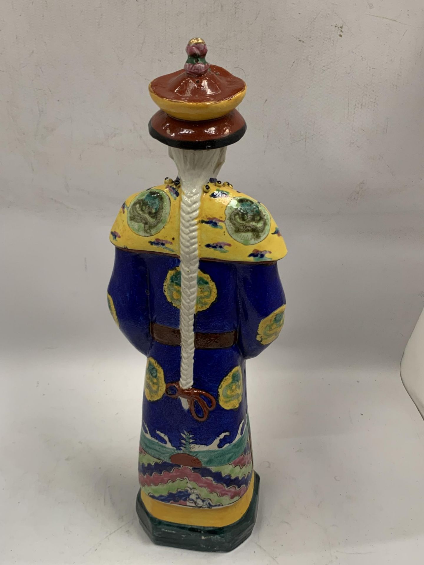 A LARGE ORIENTAL STONEWARE MODEL OF AN IMMORTAL, SIGNED TO BASE, HEIGHT 45CM - Image 3 of 5