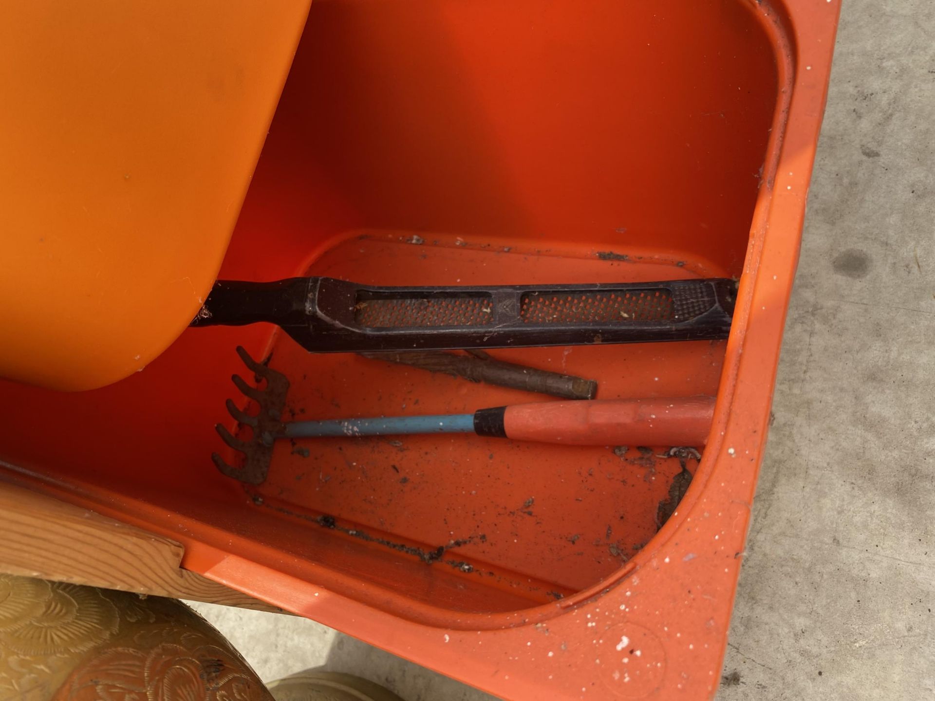 A WOODEN STORAGE CHEST CONTAINING A LARGE ASSORTMENT OF TOOLS TO INCLUDE HAMMERS, FILES AND SNIPS - Image 4 of 4