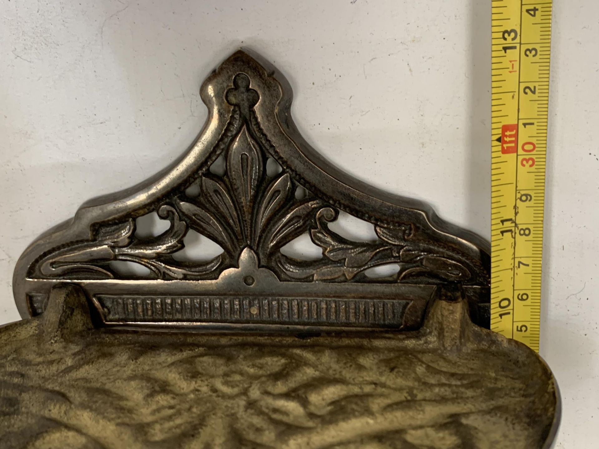 A VINTAGE BRASS ORNATE MIRROR, HEIGHT 32CM - Image 4 of 4