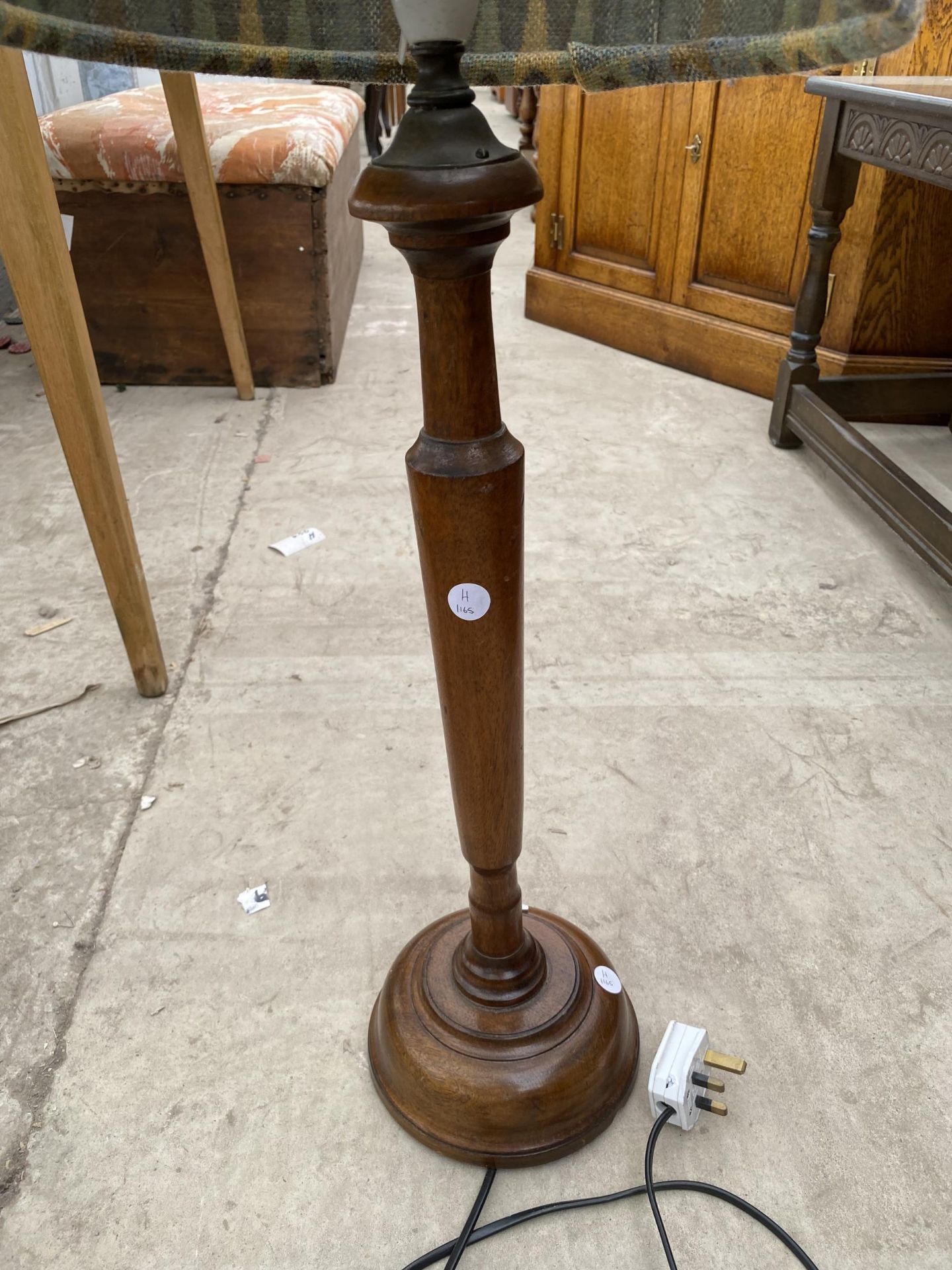 A MODERN MAHOGANY TURNED COLUMN TABLE LAMP COMPLETE WITH SHADE - Bild 2 aus 2