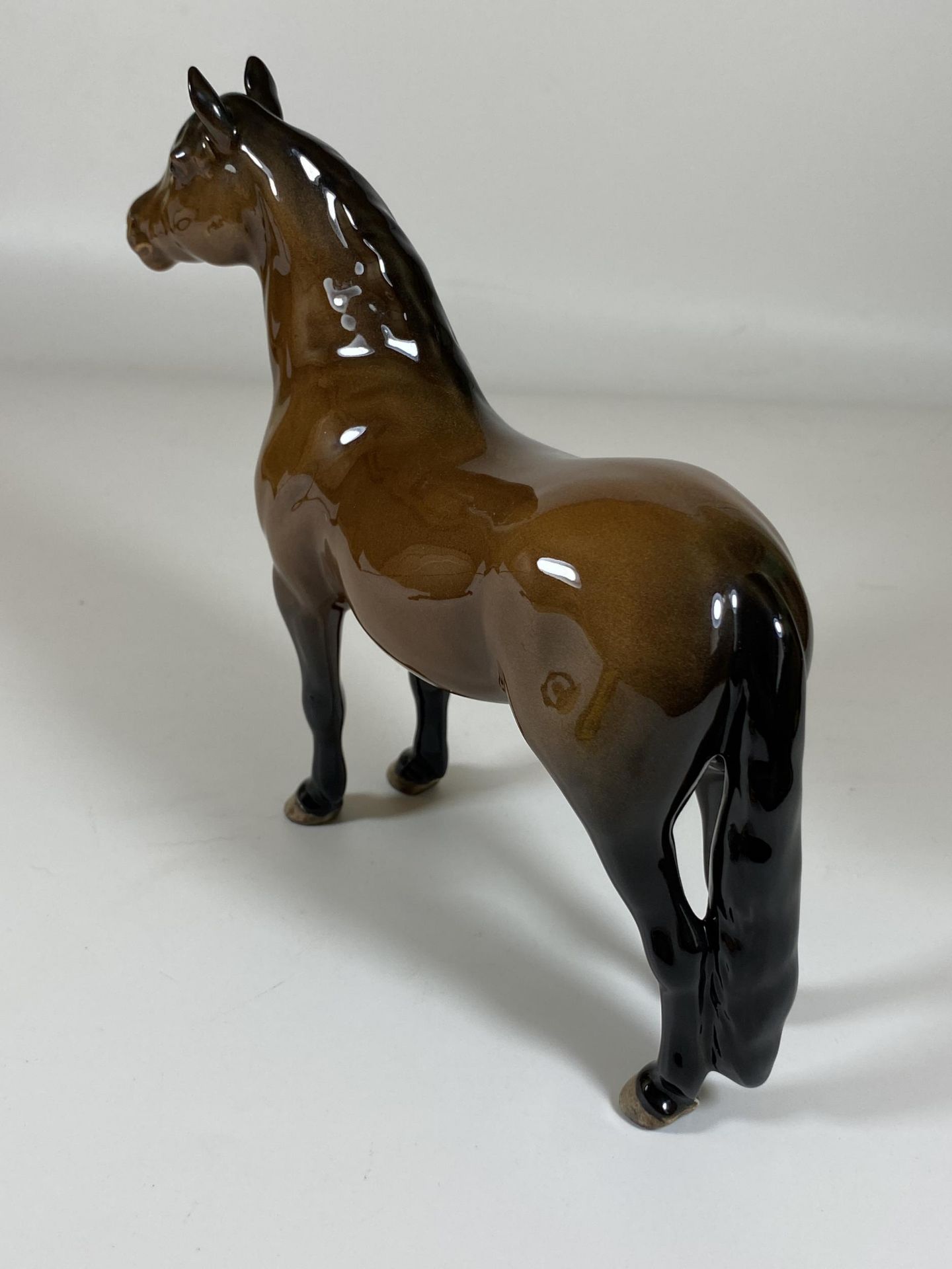 A BESWICK DARTMOOR JENTYL 1642 BROWN GLOSS PONY FIGURE, HEIGHT 16.5CM - Image 2 of 3