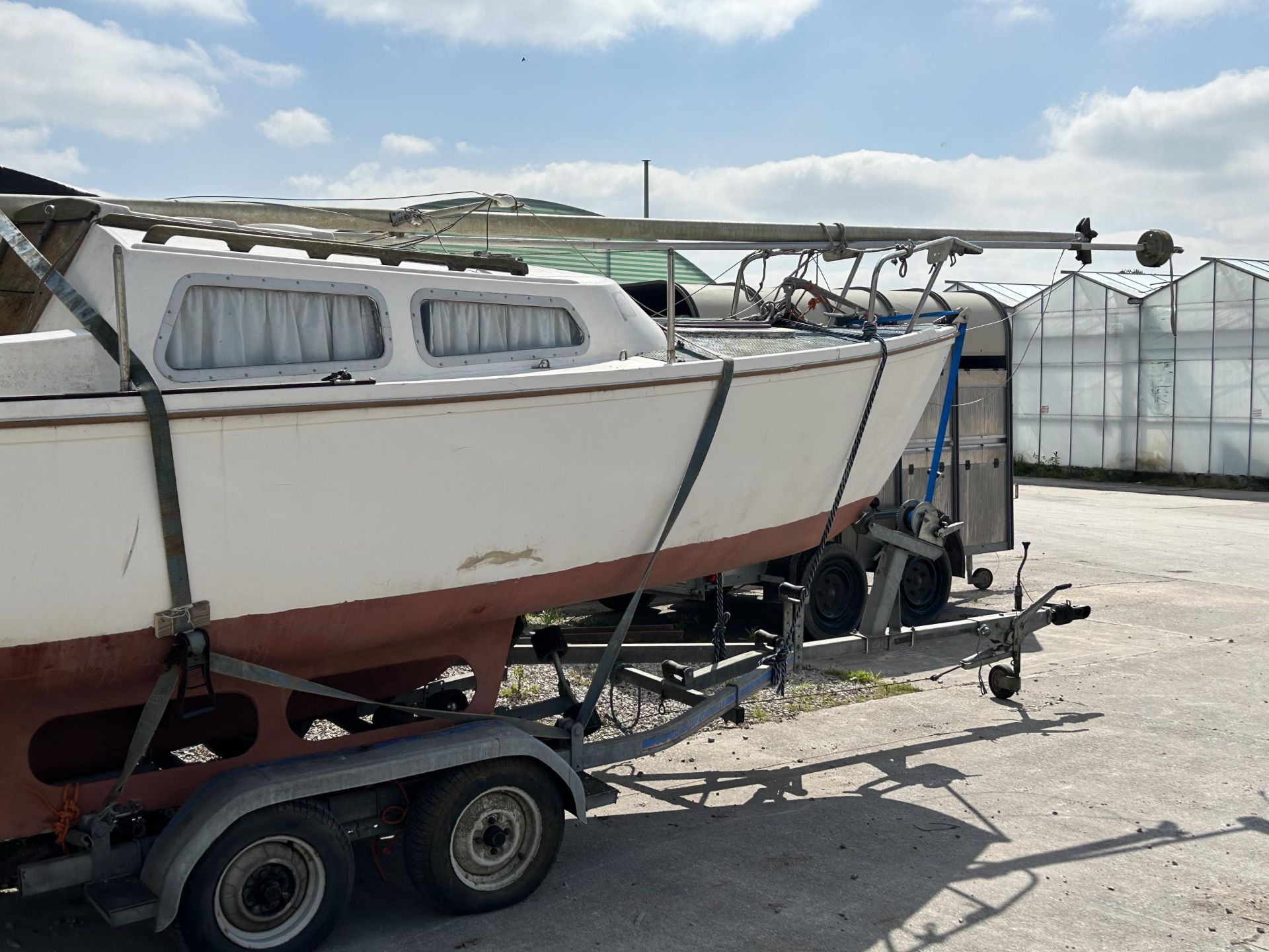 A JAGUAR 22 YACHT (ONLY THE YACHT, NOT TRAILER WHICH IS AVAILABLE AT AN EXTRA COST OF £1200) NEW - Image 3 of 8