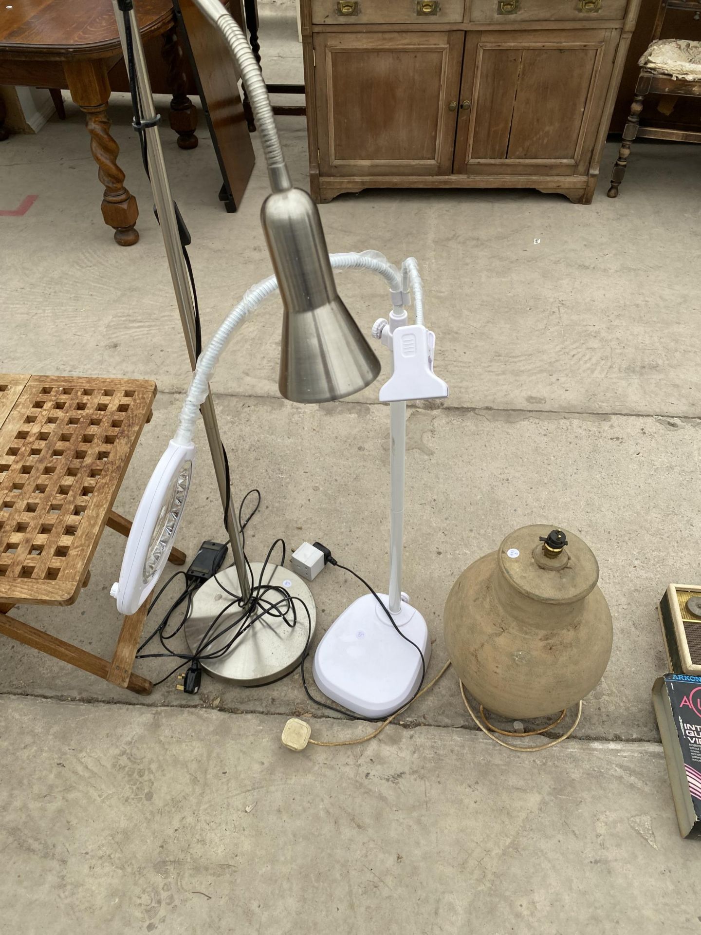 A MODERN UPLIGHTER, READING LAMP AND TABLE LAMP - Bild 2 aus 4