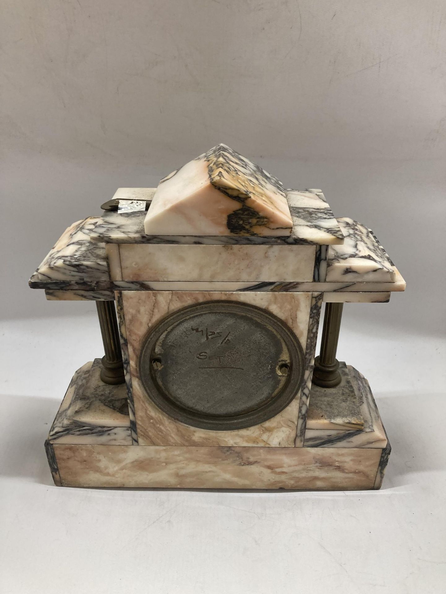 A VINTAGE SLATE MARBLE MANTLE CLOCK WITH GARNITURES, WITH KEY - Bild 5 aus 5