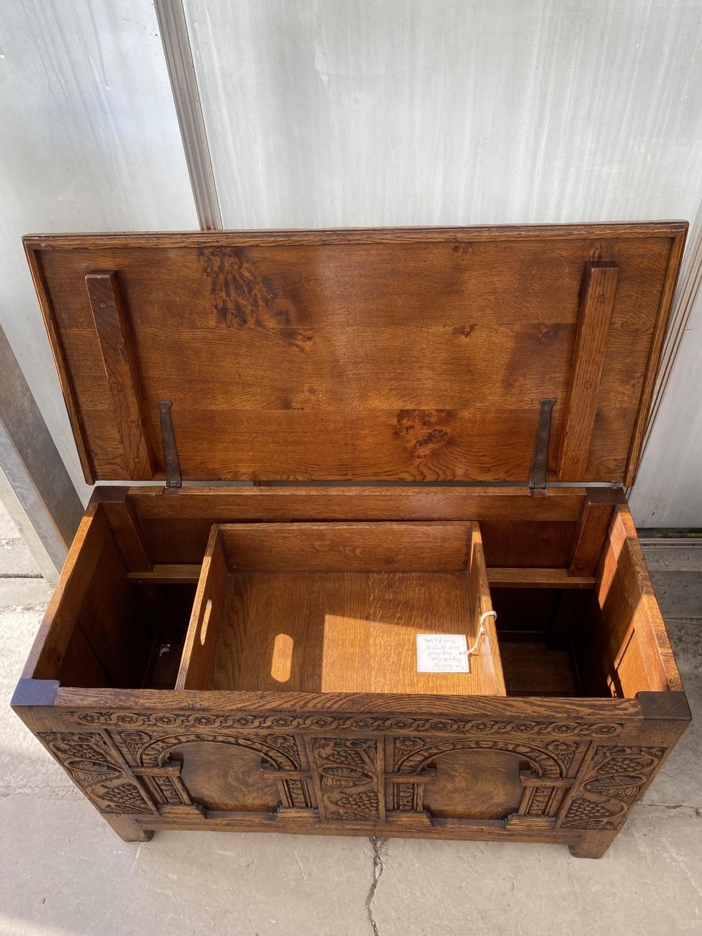 AN 18TH CENTURY STYLE OAK RUG/BLANKET CHEST WITH CARVED FRONT PANELS AND DROP-IN SLIDING TRAY, 42" - Image 4 of 10