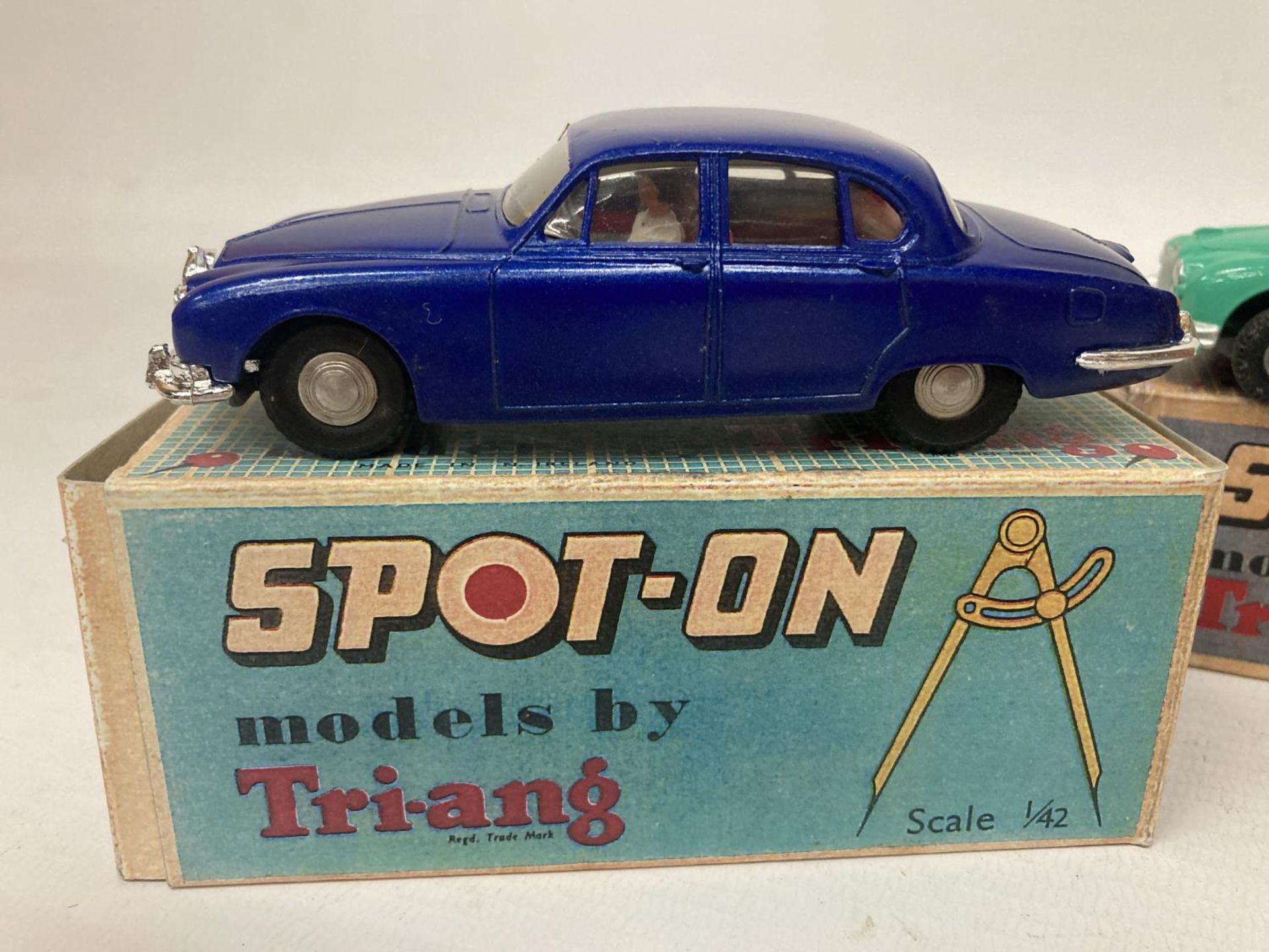 THREE SPOT-ON BOXED MODELS TO INCLUDE A MORRIS MINOR 1000 (NO 289), A JAGUAR S-TYPE (NO 276) AND A - Image 3 of 4