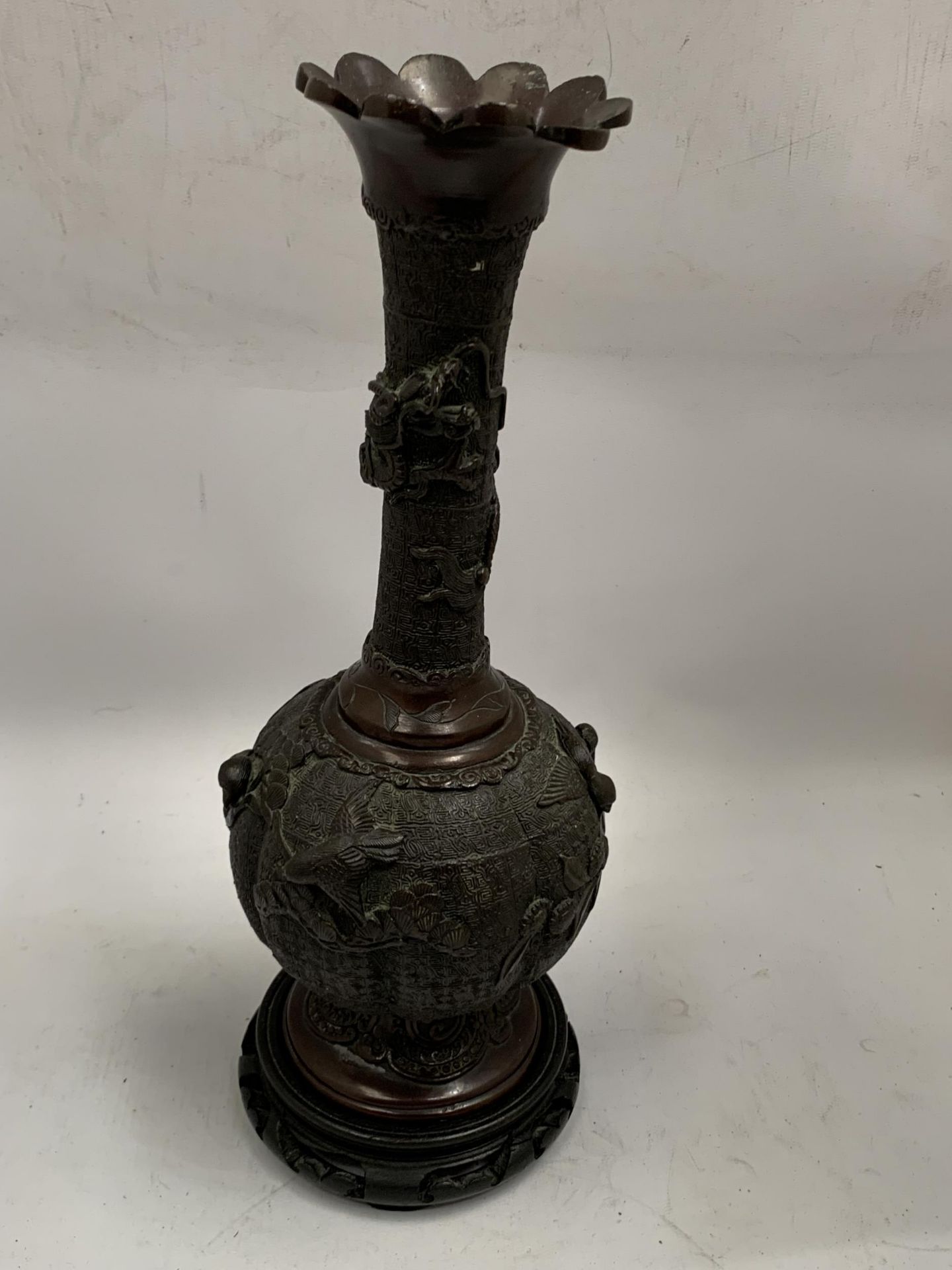AN ORIENTAL ORNATE BRONZE VASE ON WOODEN BASE, HEIGHT 34CM - Image 3 of 5