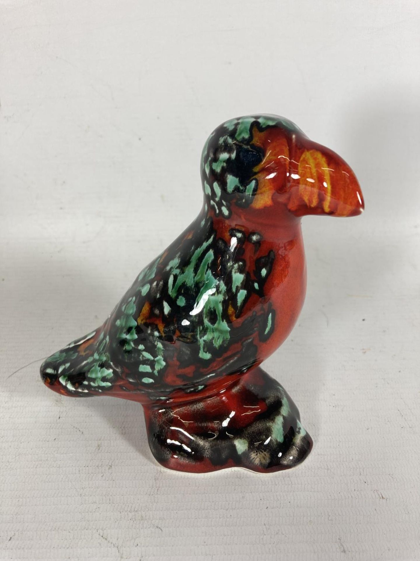AN ANITA HARRIS PUFFIN FIGURE HAND PAINTED AND SIGNED IN GOLD