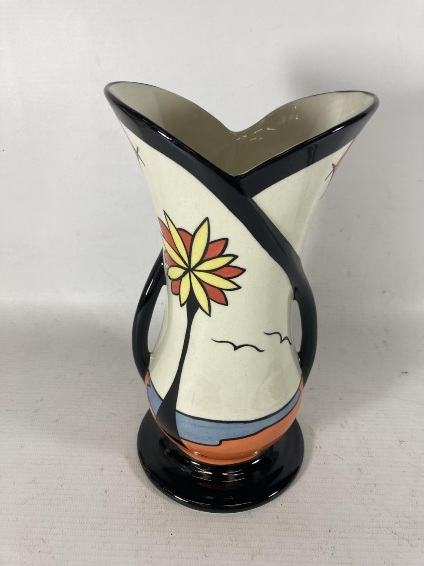 A HANDPAINTED AND SIGNED LORNA BAILEY VASE BEACH PATTERN HEIGHT 23CM