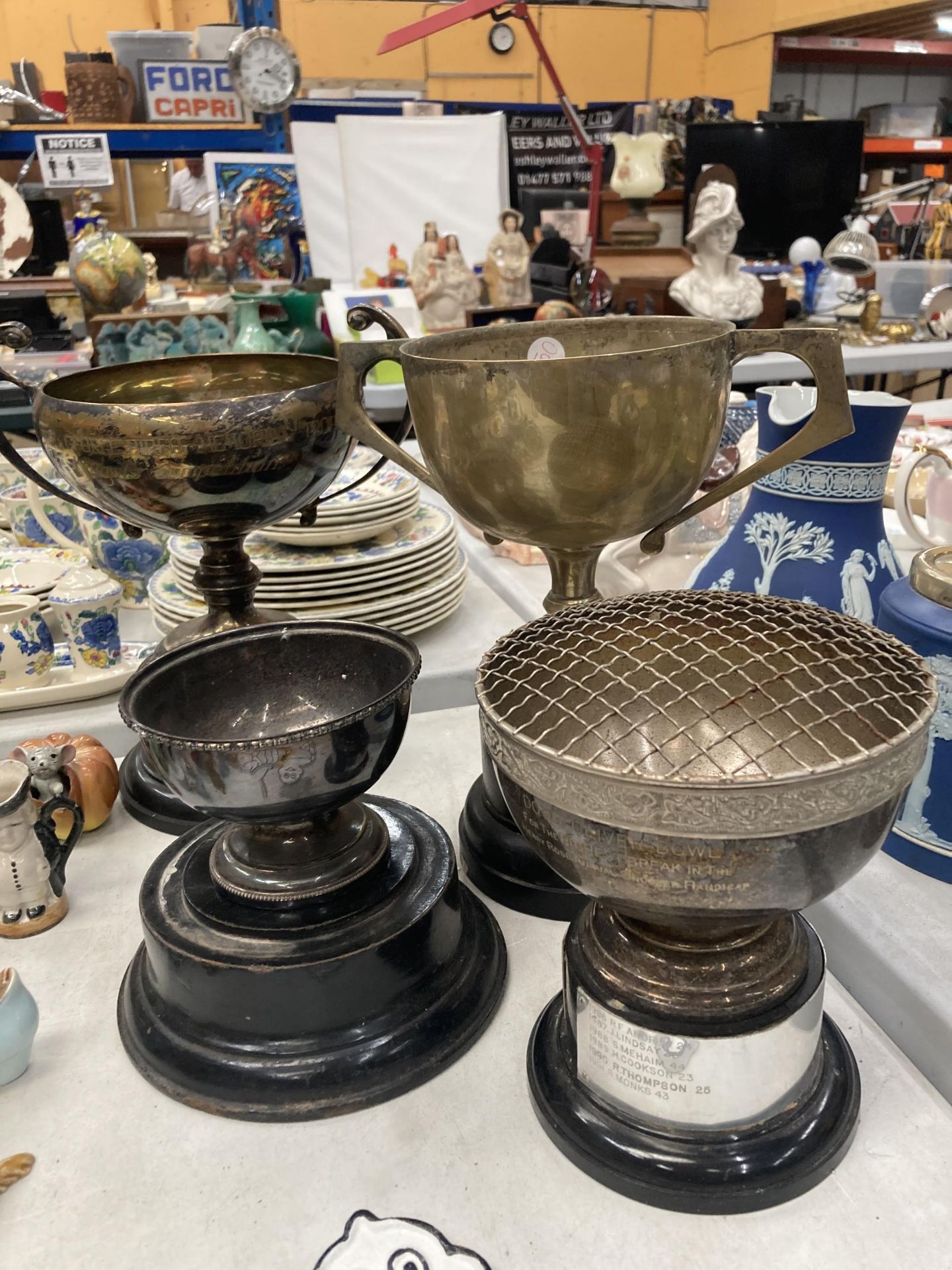 A GROUP OF FOUR VINTAGE SILVER PLATED TROPHY CUPS, ROSE BOWL ETC