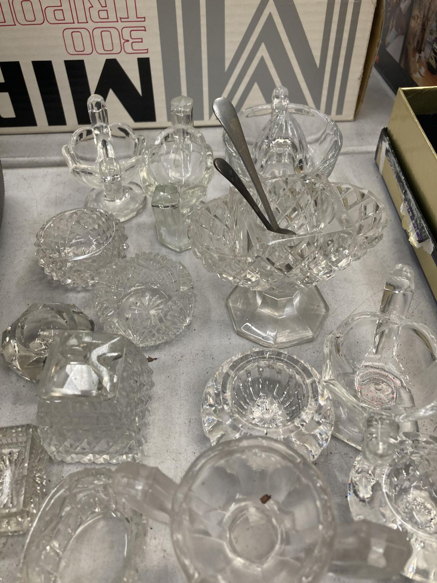 A MIXED LOT OF VINTAGE CUT GLASS ITEMS - Image 2 of 3