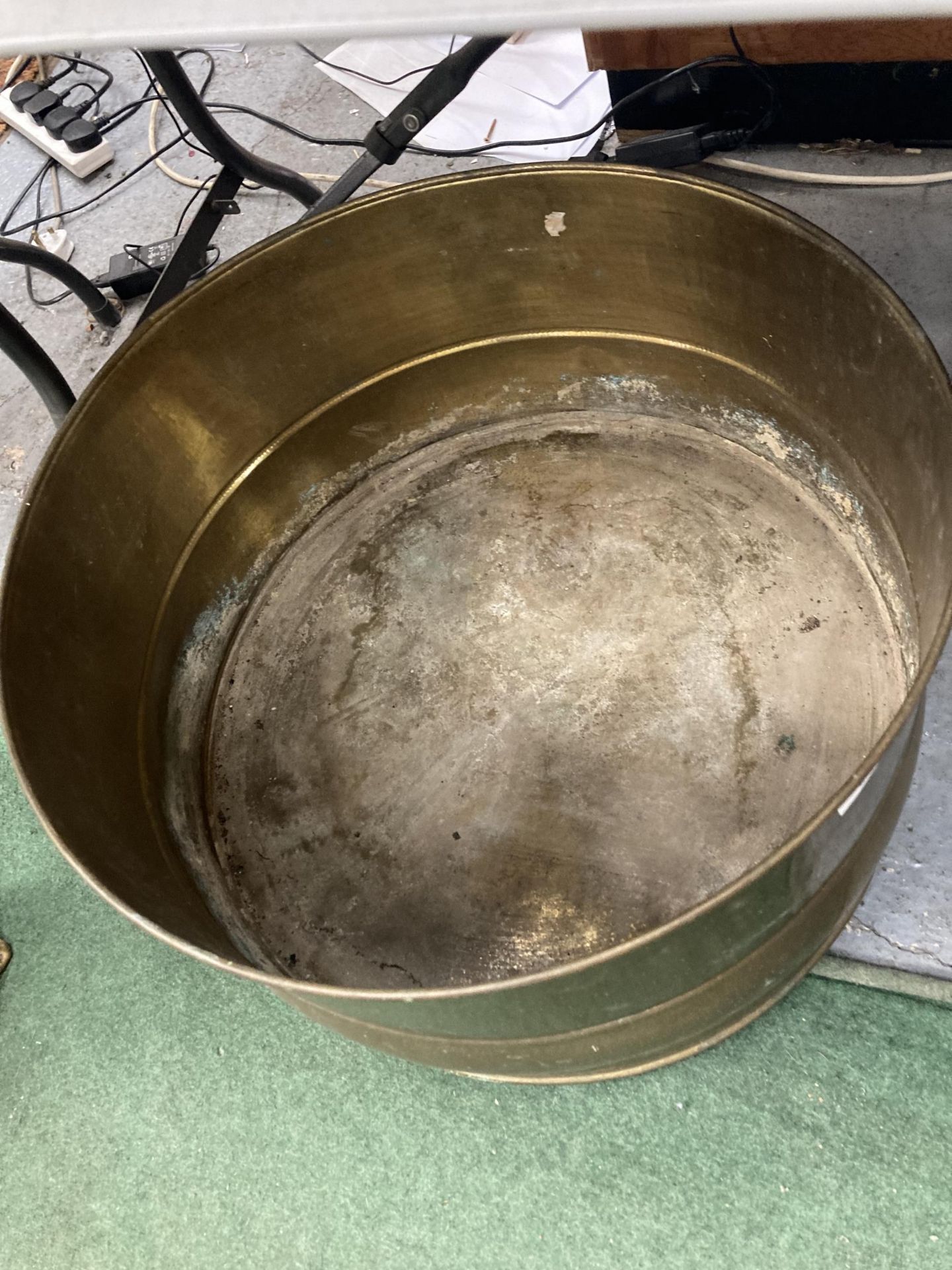 A VERY LARGE BRASS LOG/COAL BUCKET DIAMETER 55CM, HEIGHT 35CM - Image 2 of 3