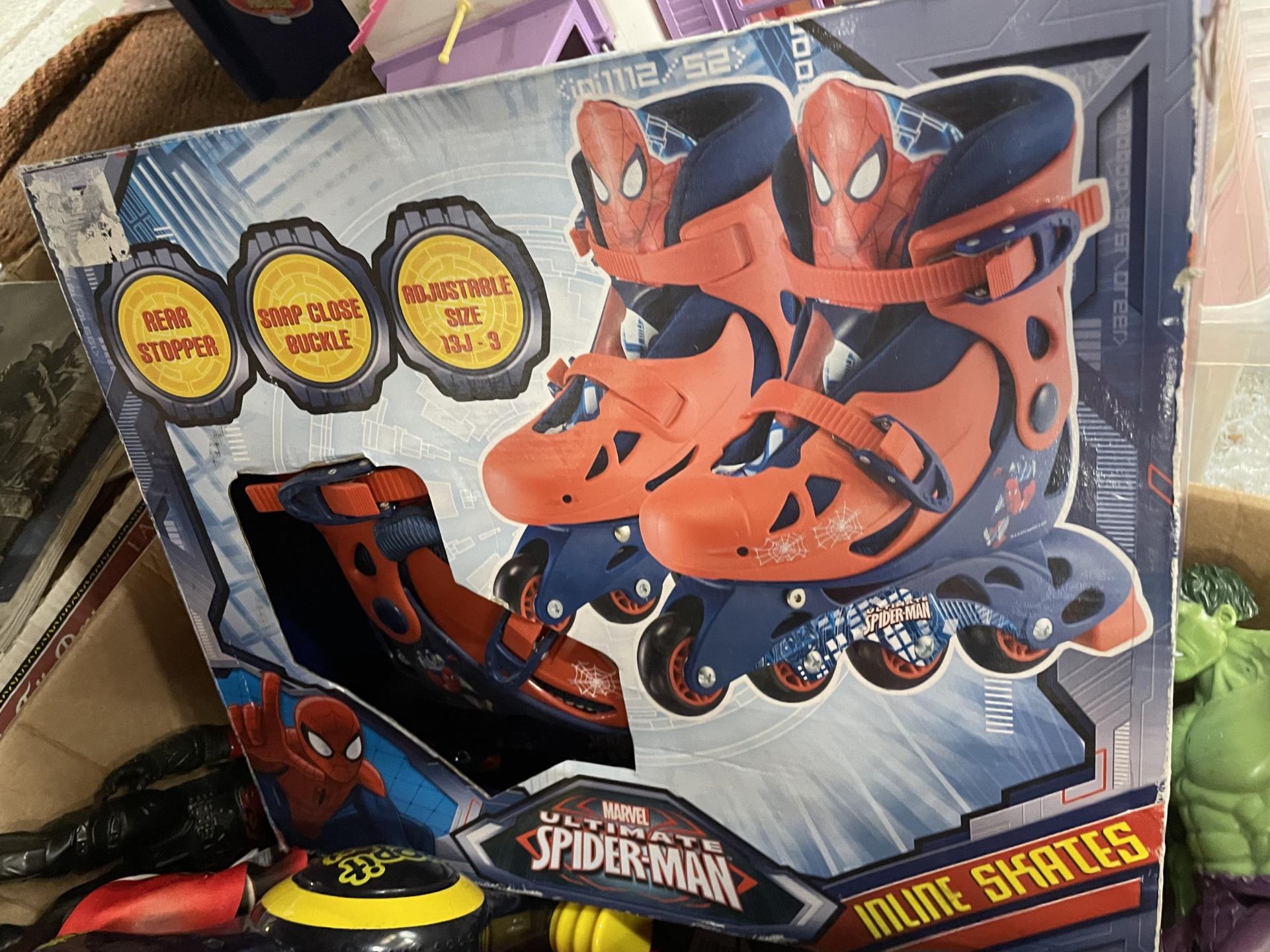 A MIXED LOT TO INCLUDE SPIDERMAN SKATES, SCOOTER FIGURES ETC - Image 3 of 5