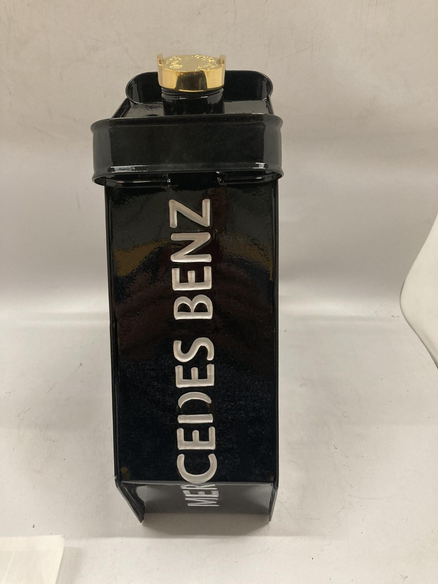 A BLACK MERCEDES METAL PETROL CAN WITH BRASS TOP - Bild 2 aus 3