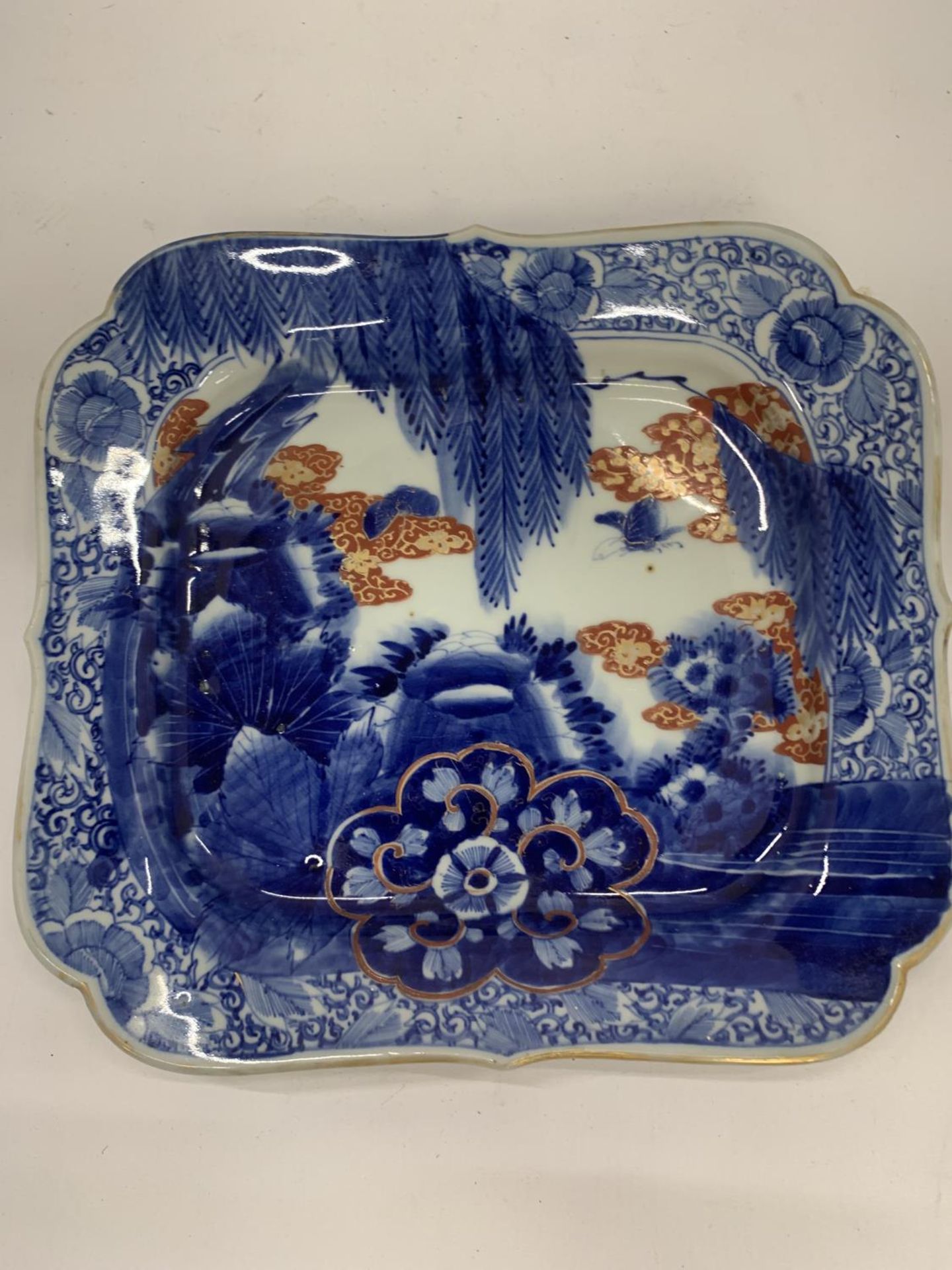A BLUE AND WHITE SQUARE ORIENTAL DISH, SIGNED TO THE BASE - Image 2 of 3