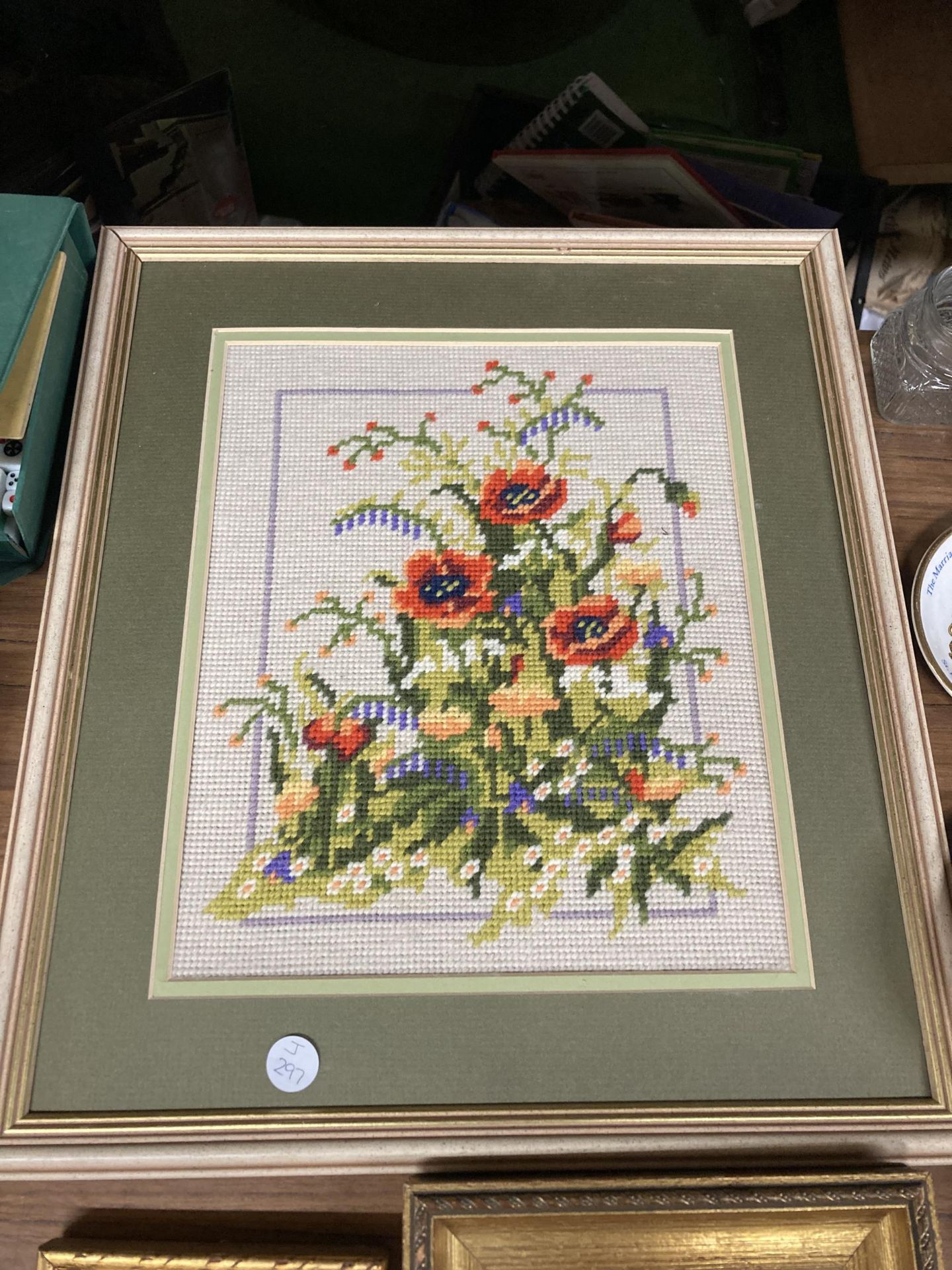 A FRAMED CROSS STITCH TAPESTRY, SMALL GILT FRAMED PRINTS AND A CABINET PLATE - Image 3 of 4