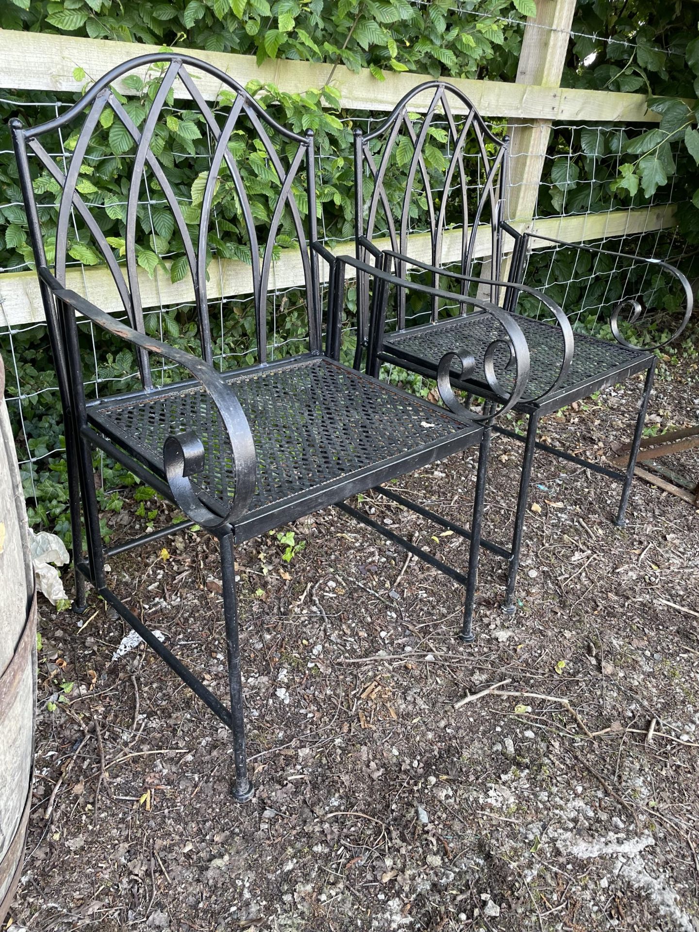 TWO FOLDING DECORATIVE METAL GARDEN CHAIRS - Bild 2 aus 3