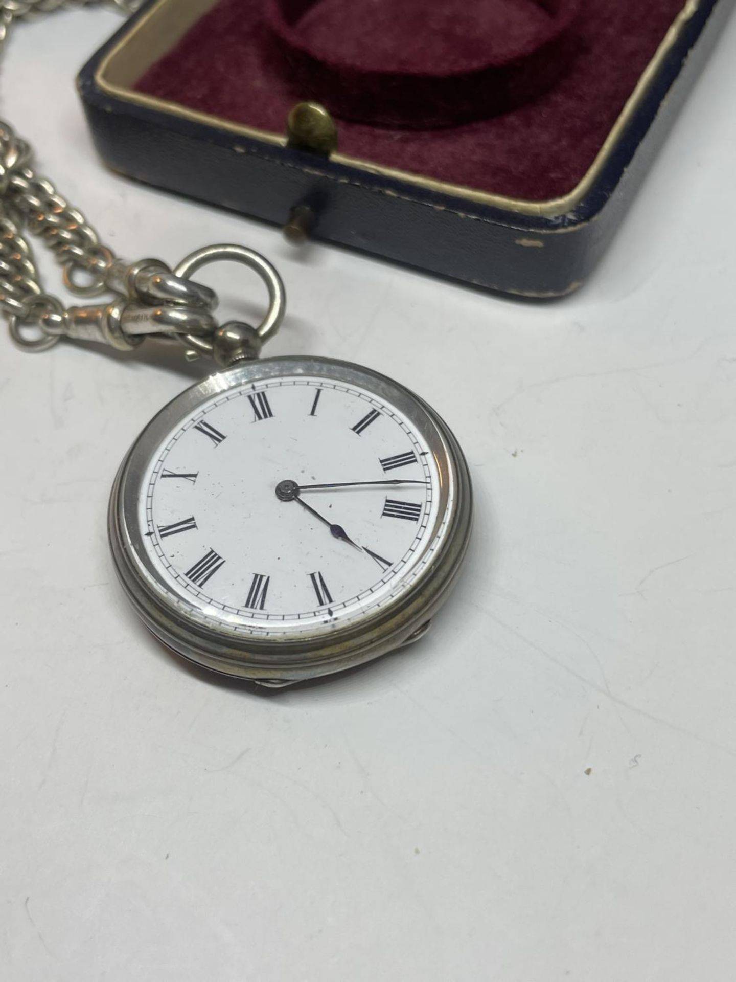 A SILVER POCKET WATCH WITH ALBERT CHAIN AND KEY IN A PRESENTATION BOX - Image 2 of 3