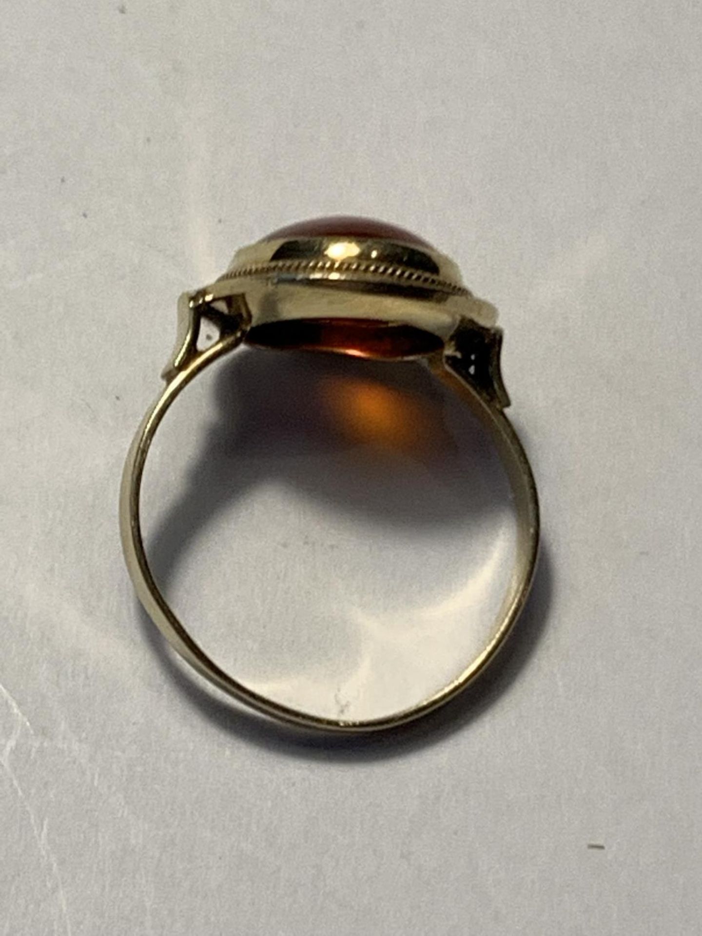 A 14 CARAT GOLD RING WITH AMBER STONE SIZE N GROSS WEIGHT 2.71 GRAMS - Bild 3 aus 3