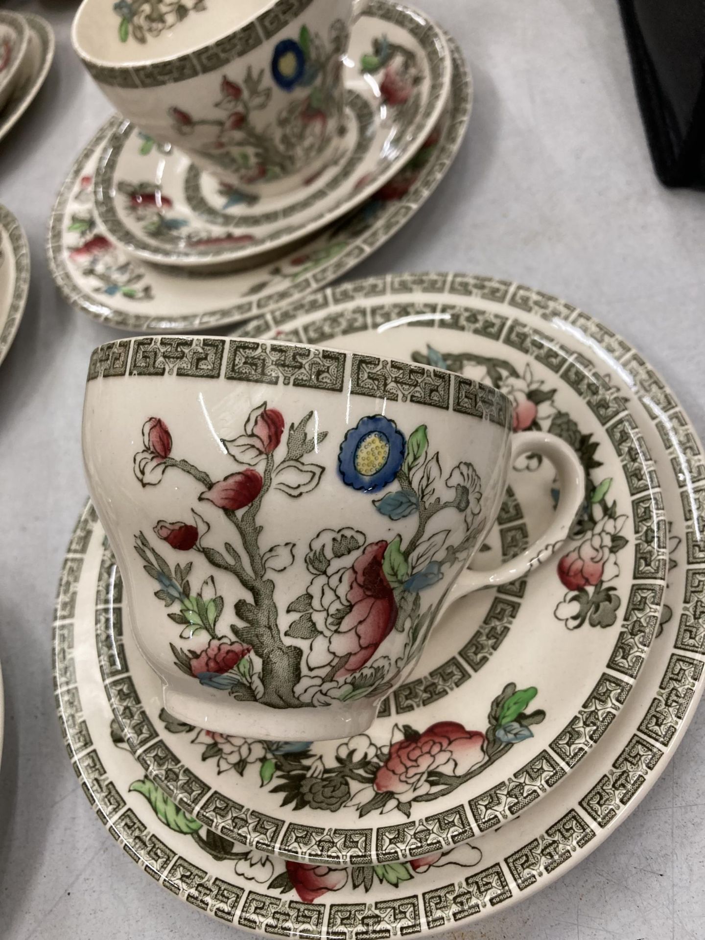 A QUANTITY OF JOHNSON BROS 'INDIAN TREE' PATTERN TEAWARE TO INCLUDE VARIOUS SIZED PLATES, BOWLS, - Image 4 of 5