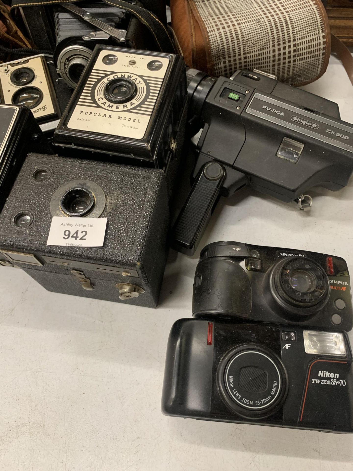 A QUANTITY OF VINTAGE CAMERAS TO INCLUDE SIX-20 BROWNIE 'C', POPULAR BROWNIE, BROWNIE REFLEX, CONWAY - Image 2 of 4