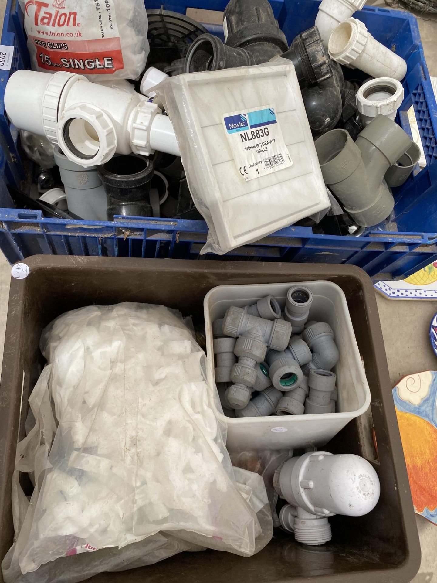 A LARGE ASSORTMENT OF PLASTIC PLUMBING FITTINGS - Image 3 of 3