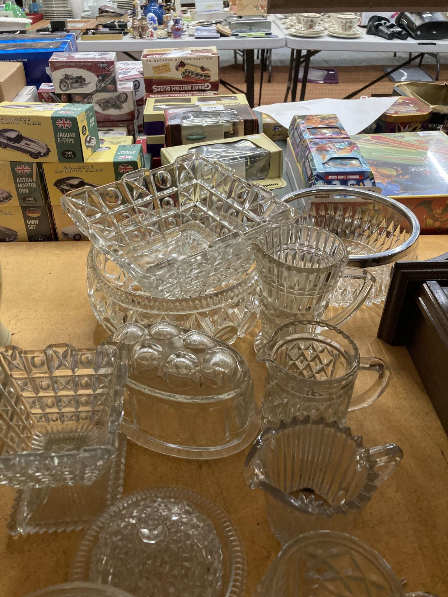 A LARGE QUANTITY OF VINTAGE GLASSWARE TO INCLUDE BOWLS, JUGS, A JELLY MOULD, ETC - Image 2 of 4