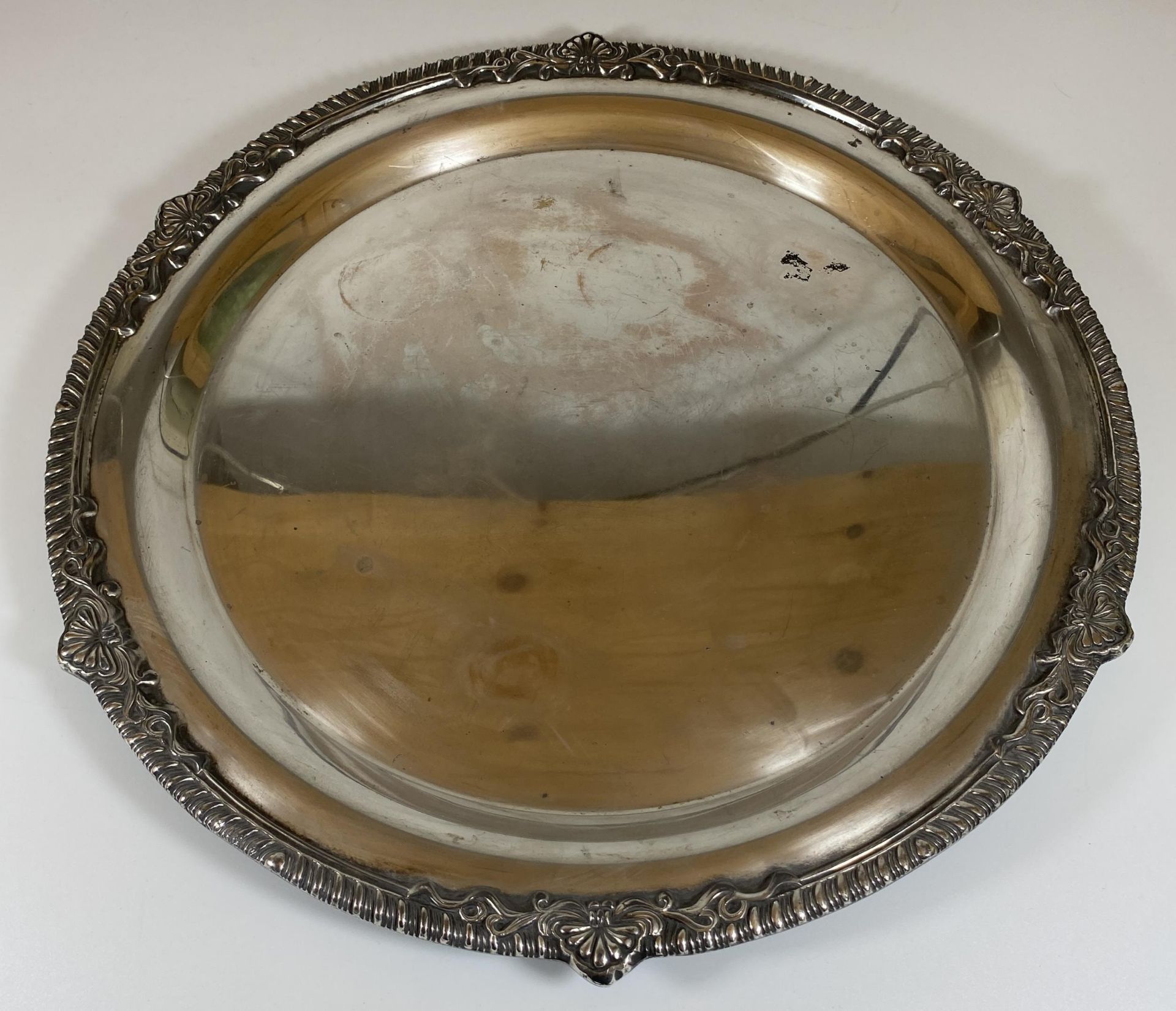 A GOOD QUALITY HEAVY SILVER PLATED CHARGER, DIAMETER 37CM - Bild 2 aus 4