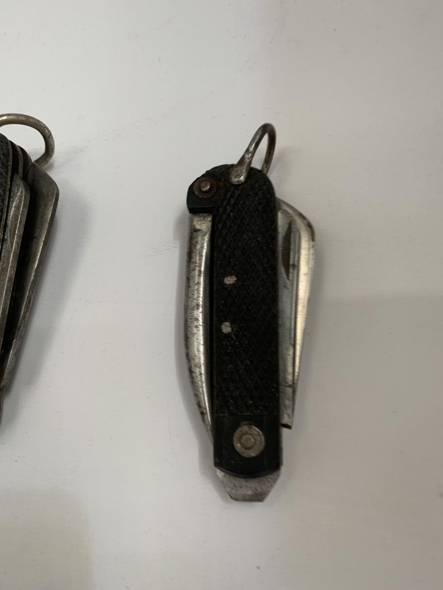 THREE WW11 MILITARY JACK KNIVES - Bild 4 aus 4