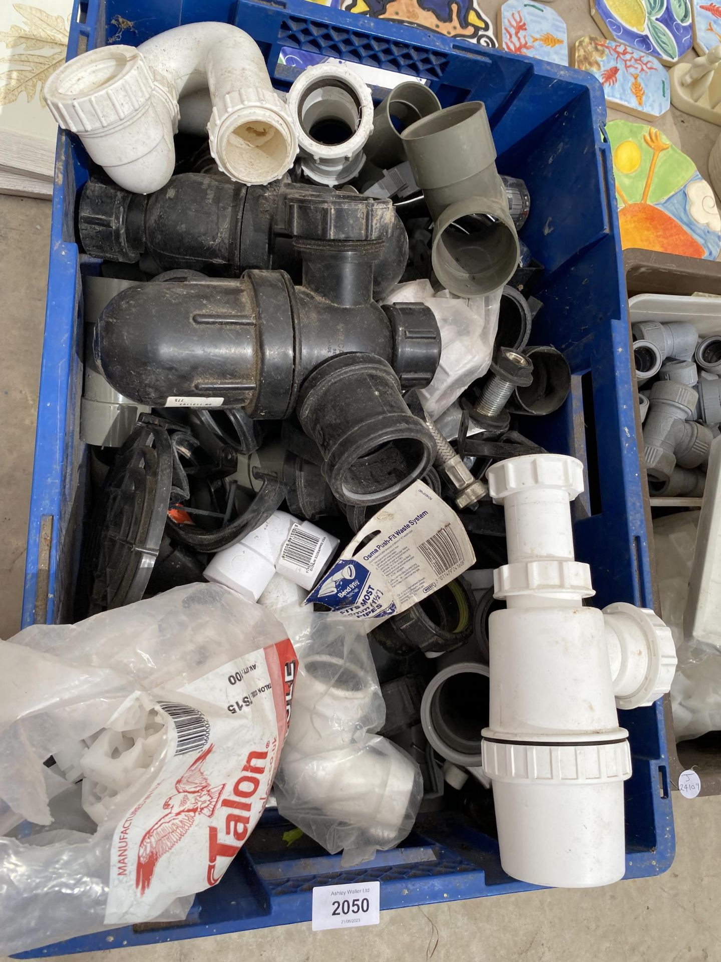 A LARGE ASSORTMENT OF PLASTIC PLUMBING FITTINGS - Image 2 of 3