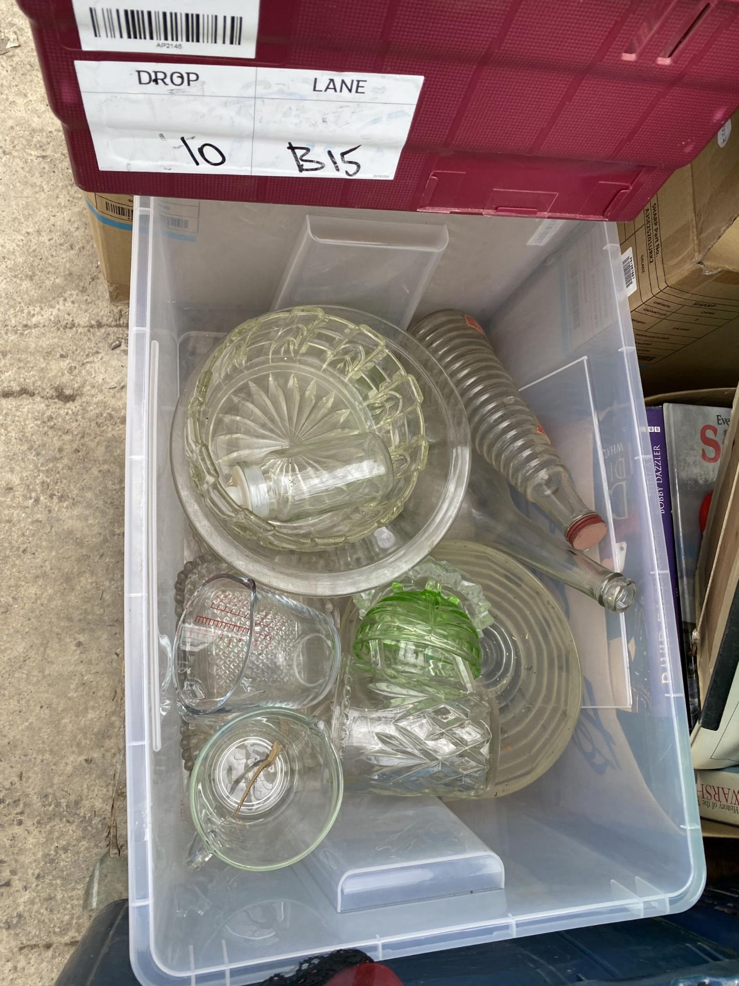 AN ASSORTMENT OF HOUSEHOLD CLEARANCE ITEMS TO INCLUDE CERAMICS AND GLASSWARE - Image 4 of 6