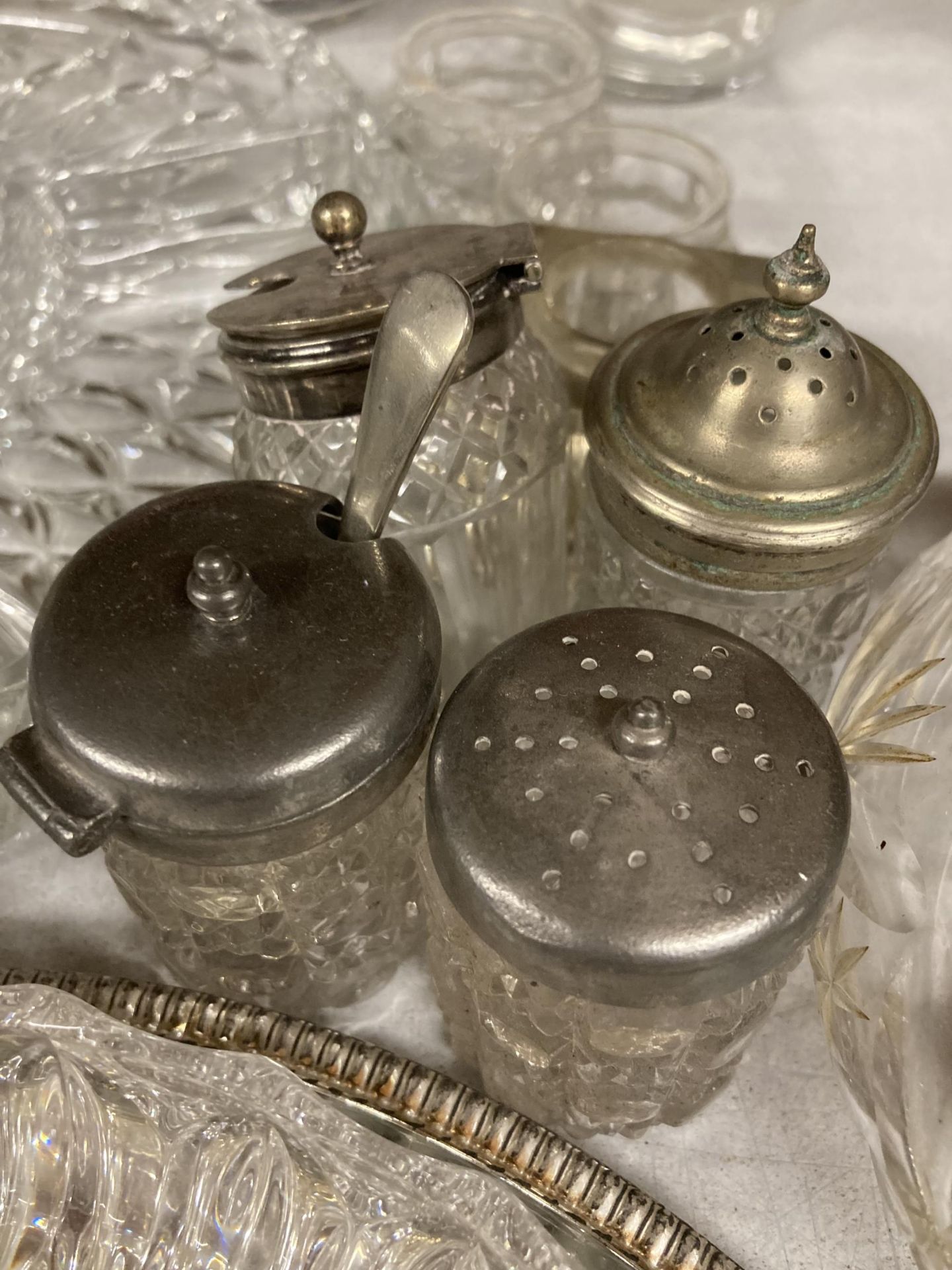 A QUANTITY OF VINTAGE GLASSWARE TO INCLUDE A DECANTER, ICE BUCKET, SERVING PLATTERS, ROSE BOWL, - Image 4 of 5