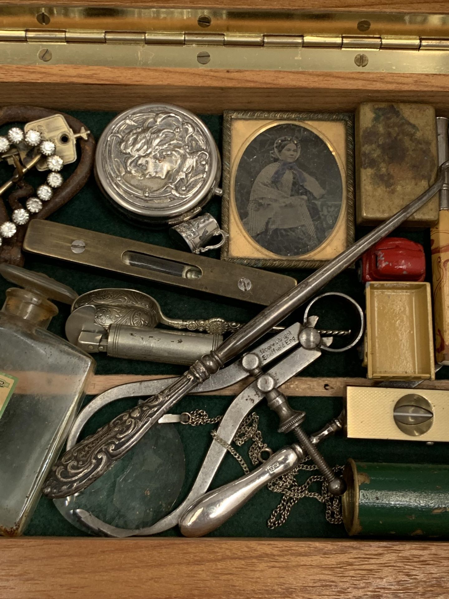 A GLASS AND WOODEN DISPLAY CASE CONTAINING ASSORTED COLLECTABLES - Image 4 of 5