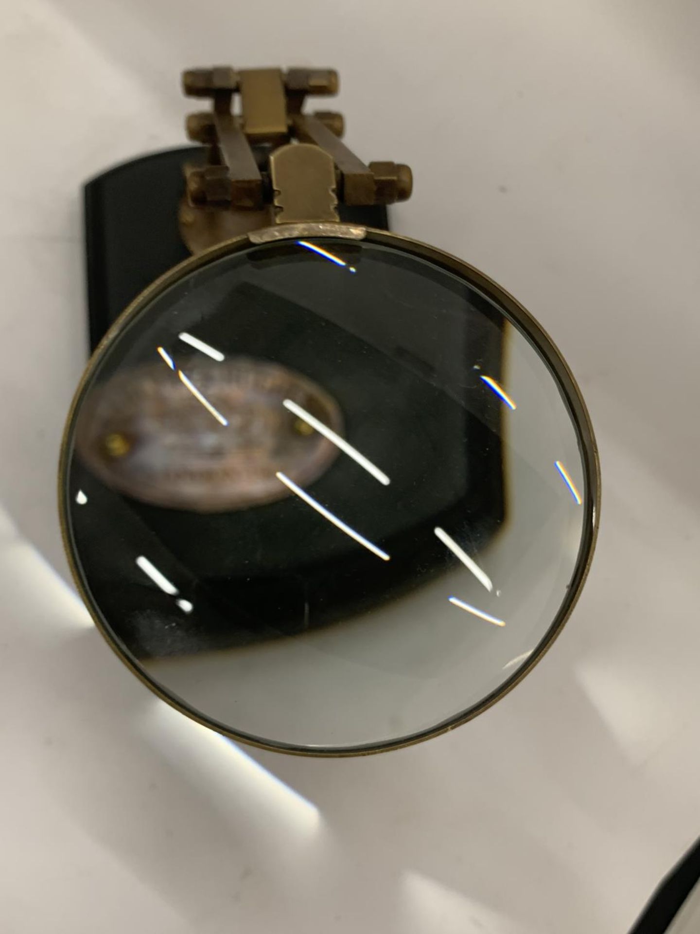 A BRASS MAGNIFYING GLASS ON A WOODEN BASE - Image 4 of 4