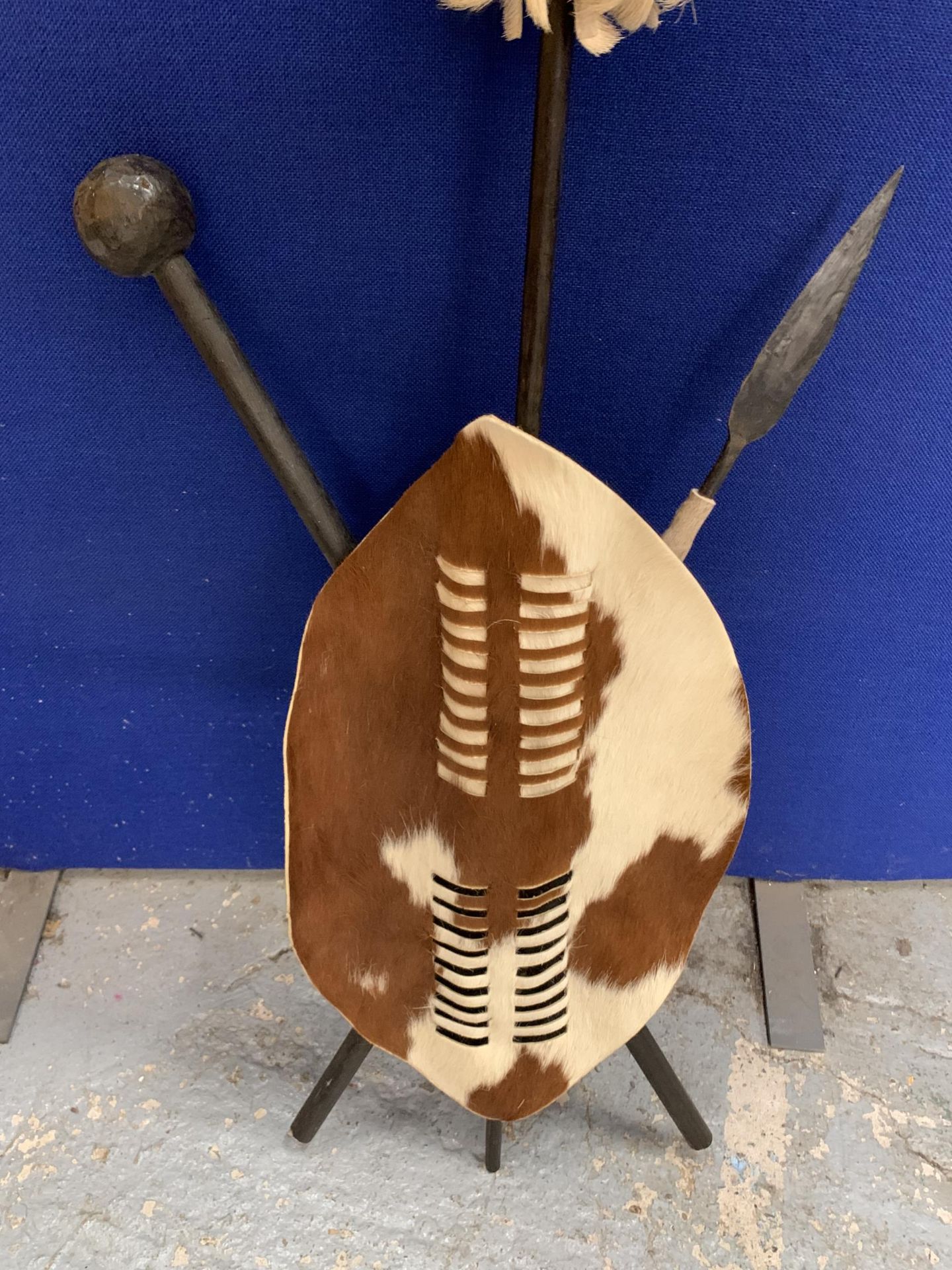 AN AFRICAN TRIBAL WALL ART SHIELD AND SPEAR - Image 2 of 4