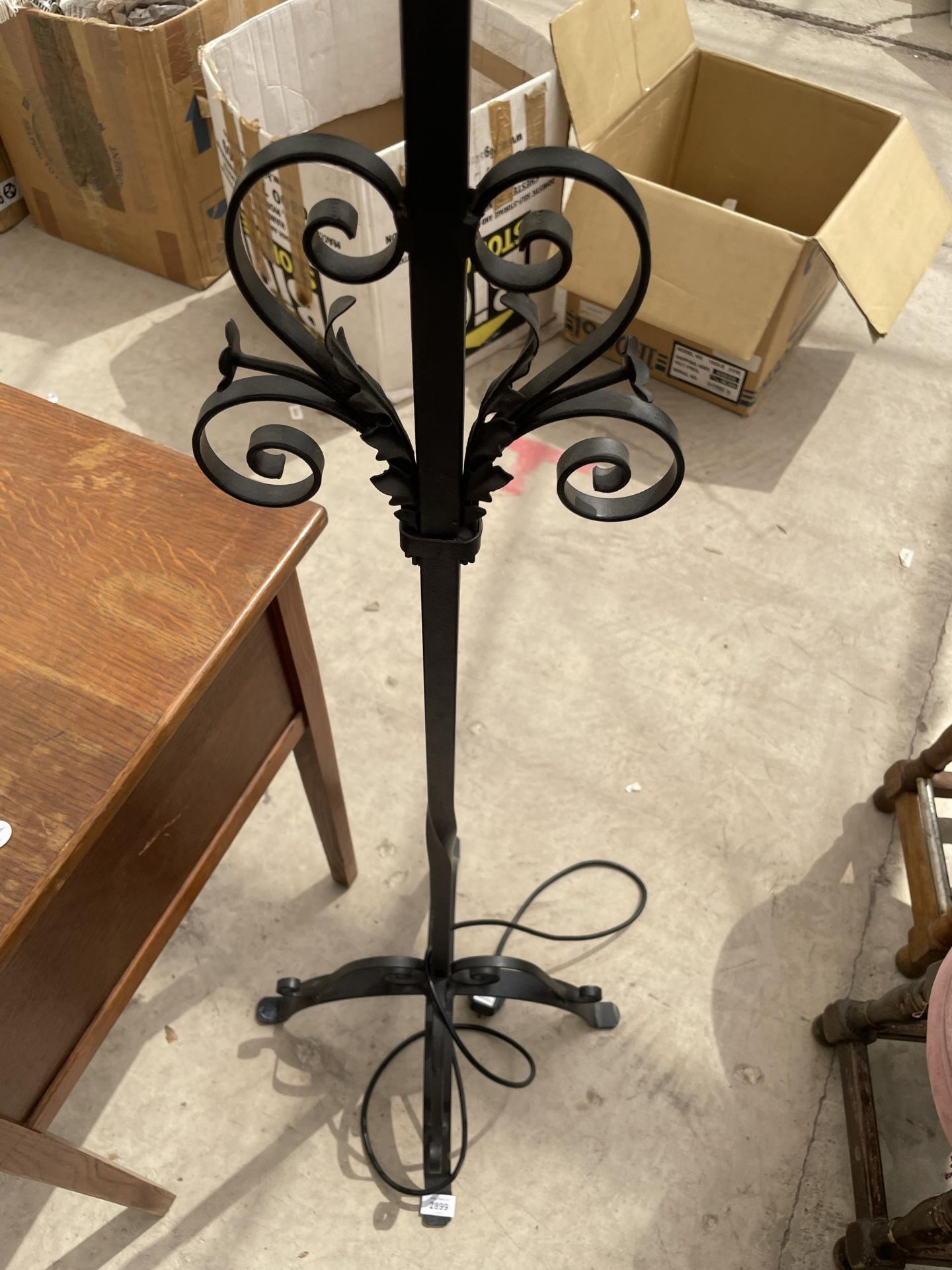 A WROUGHT IRON STANDARD LAMP COMPLETE WITH SHADE - Bild 2 aus 3