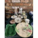 A MIXED LOT OF VINTAGE CERAMICS TO INCLUDE A COFFEE POT, VASE, JUGS, PLATES, ETC