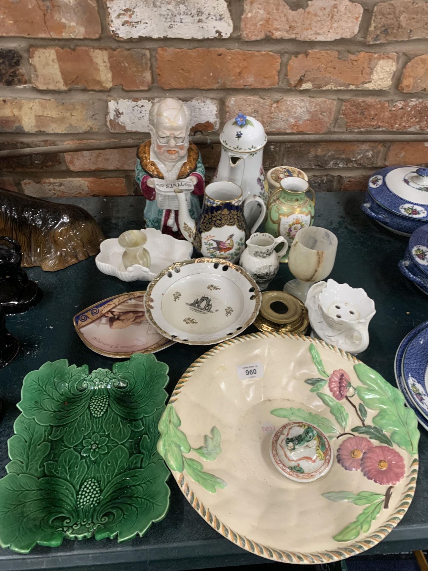 A MIXED LOT OF VINTAGE CERAMICS TO INCLUDE A COFFEE POT, VASE, JUGS, PLATES, ETC