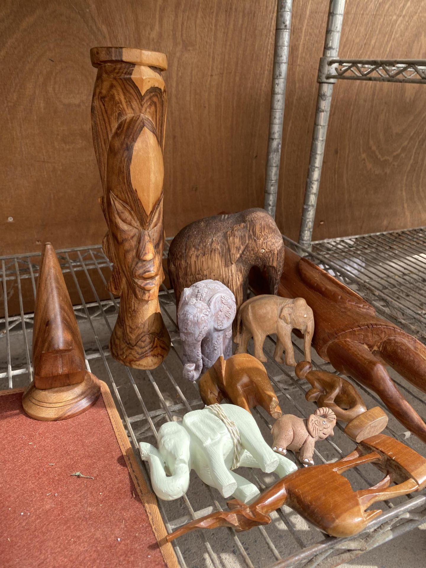 AN ASSORTMENT OF TREEN ITEMS TO INCLUDE ELEPHANT FIGURES ETC - Image 2 of 2