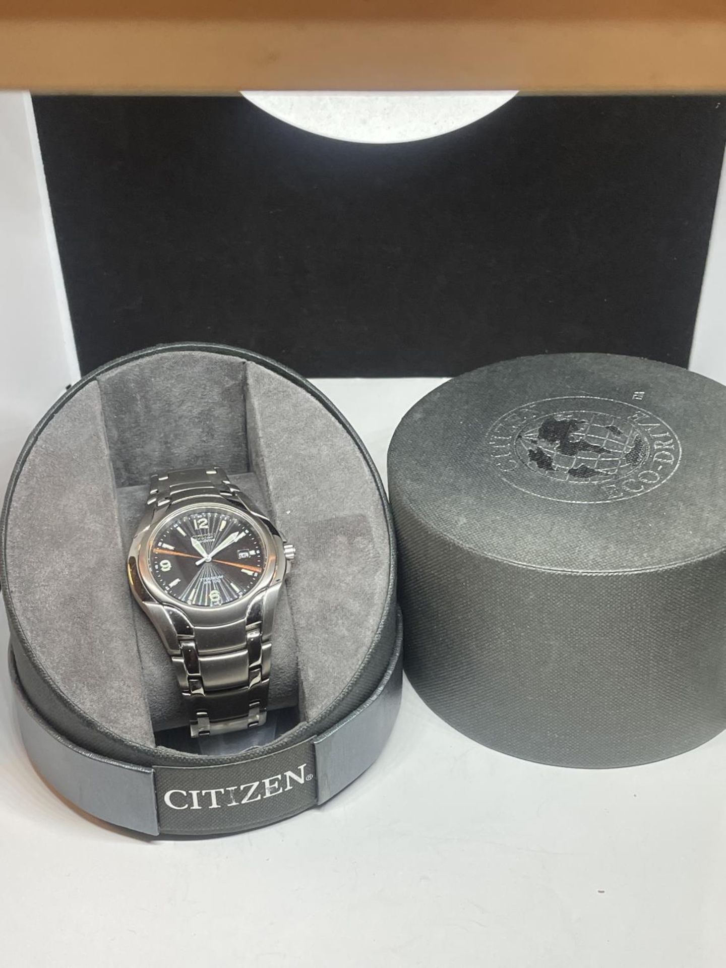 A CITIZEN ECO DRIVE WRIST WATCH IN A PRESENTATION BOX SEEN WORKING BUT NO WARRANTY