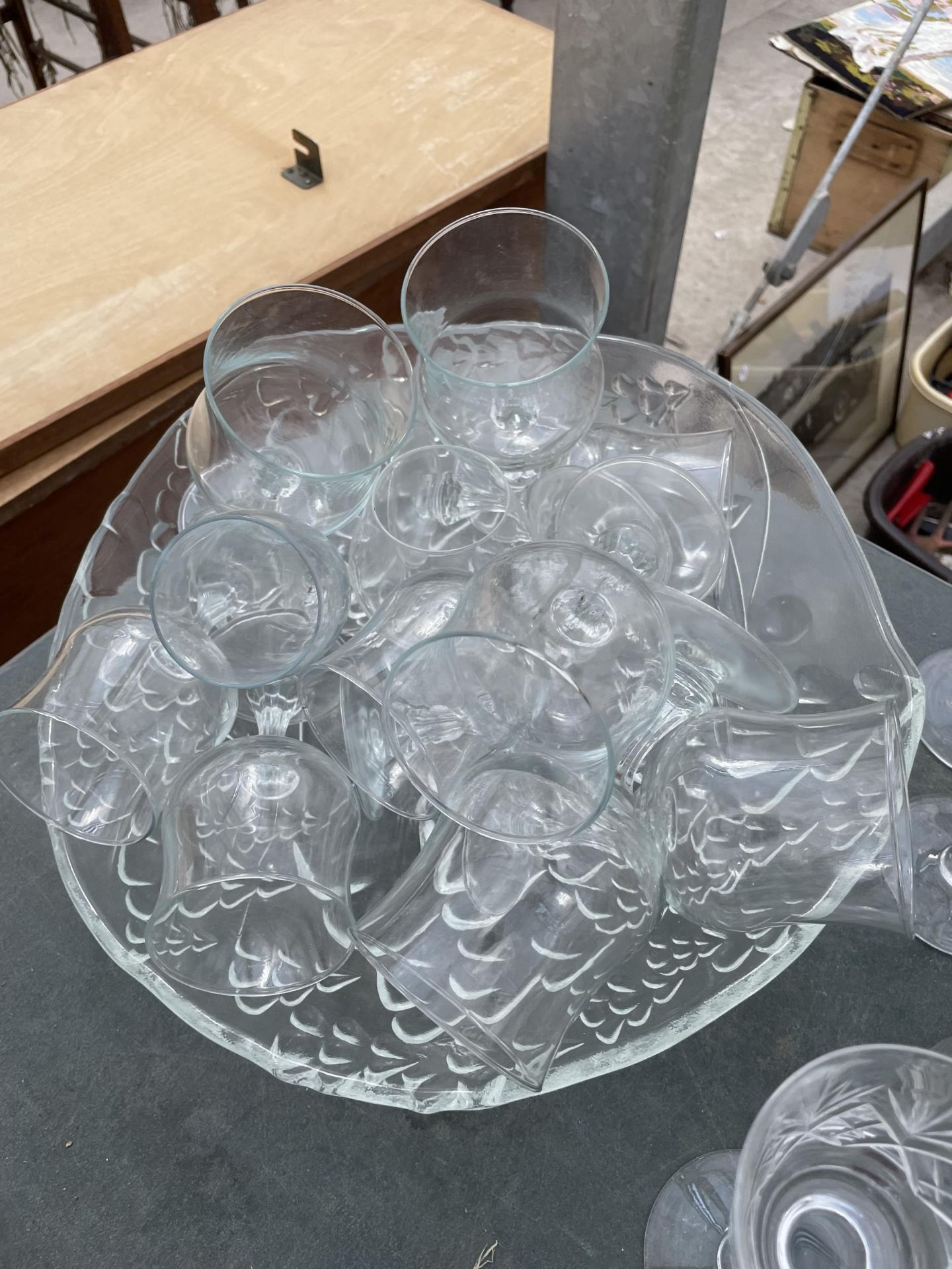 A LARGE QUANTITY OF GLASS WARE TO INCLUDE A BOWL AND WINE GLASSES - Image 2 of 2