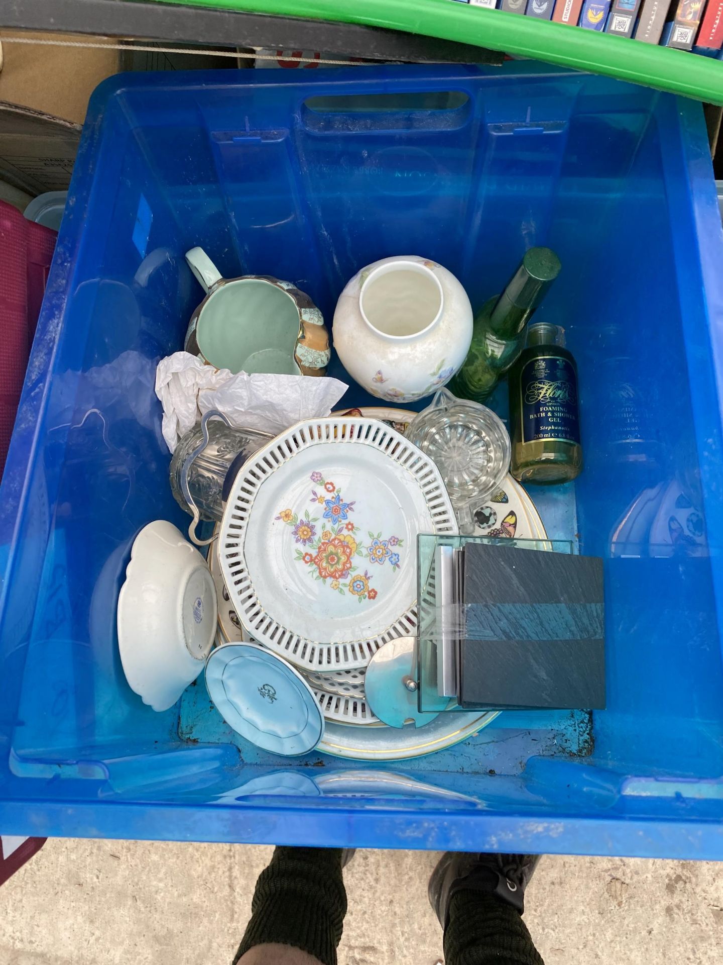 AN ASSORTMENT OF HOUSEHOLD CLEARANCE ITEMS TO INCLUDE CERAMICS AND GLASSWARE - Image 3 of 6