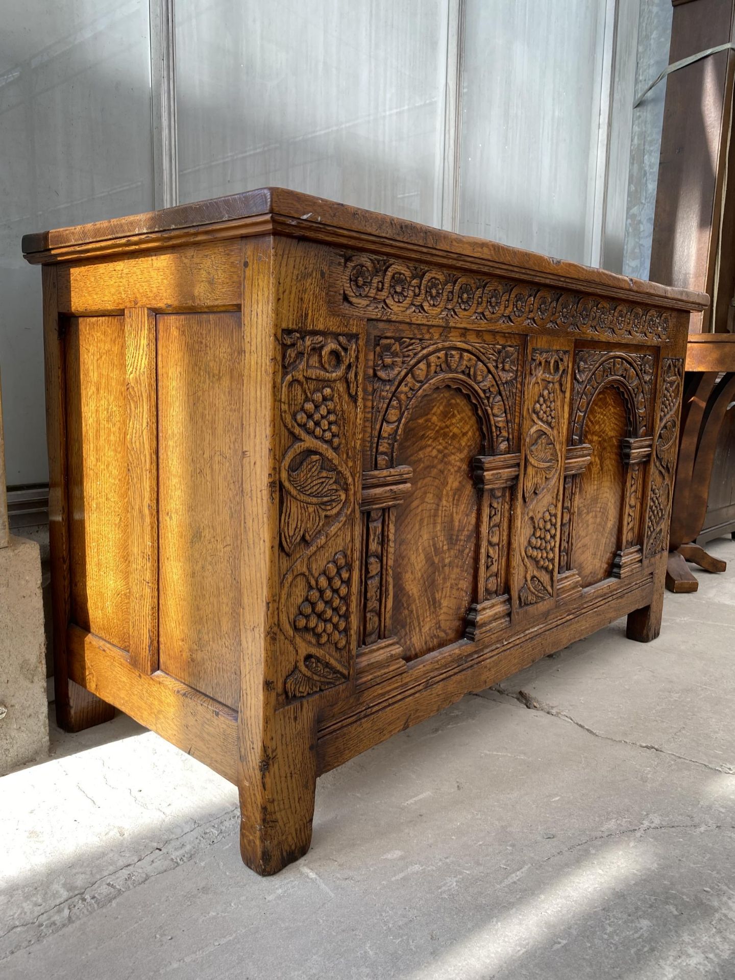 AN 18TH CENTURY STYLE OAK RUG/BLANKET CHEST WITH CARVED FRONT PANELS AND DROP-IN SLIDING TRAY, 42" - Image 3 of 10