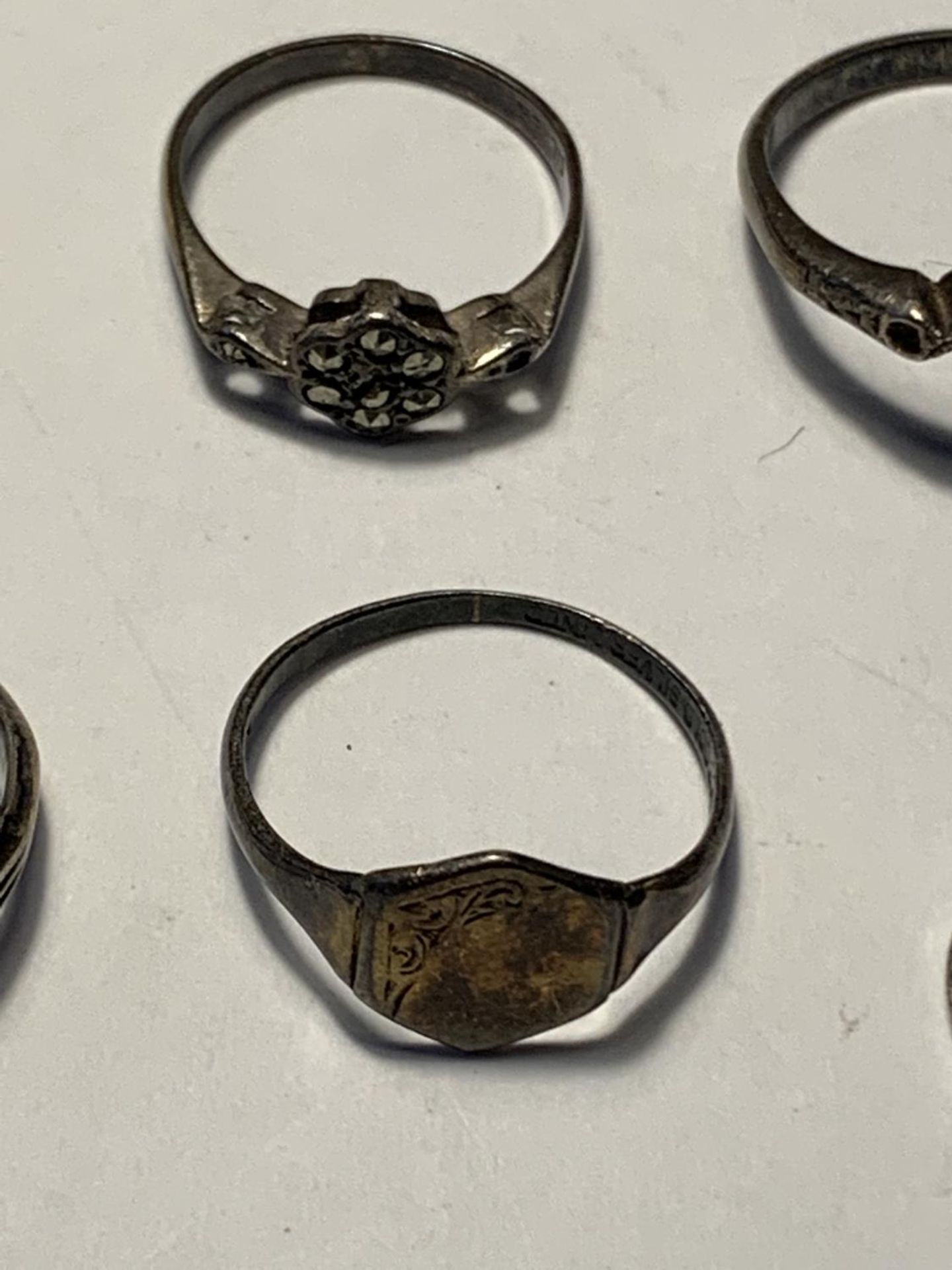 SIX SILVER RINGS - Image 3 of 4