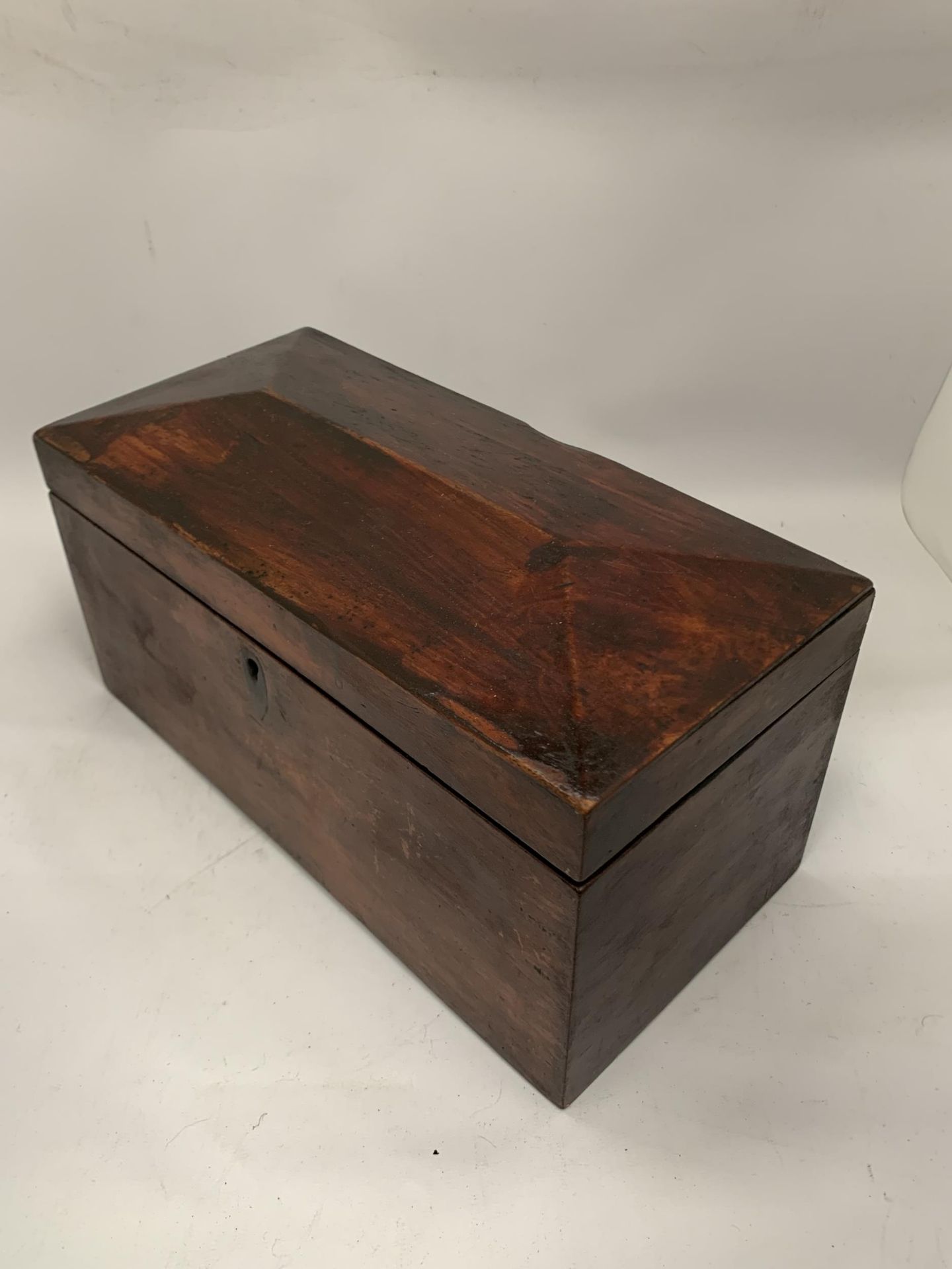 A VINTAGE MAHOGANY TEA CADDY WITH TWO INNER COMPARTMENTS - Image 3 of 3