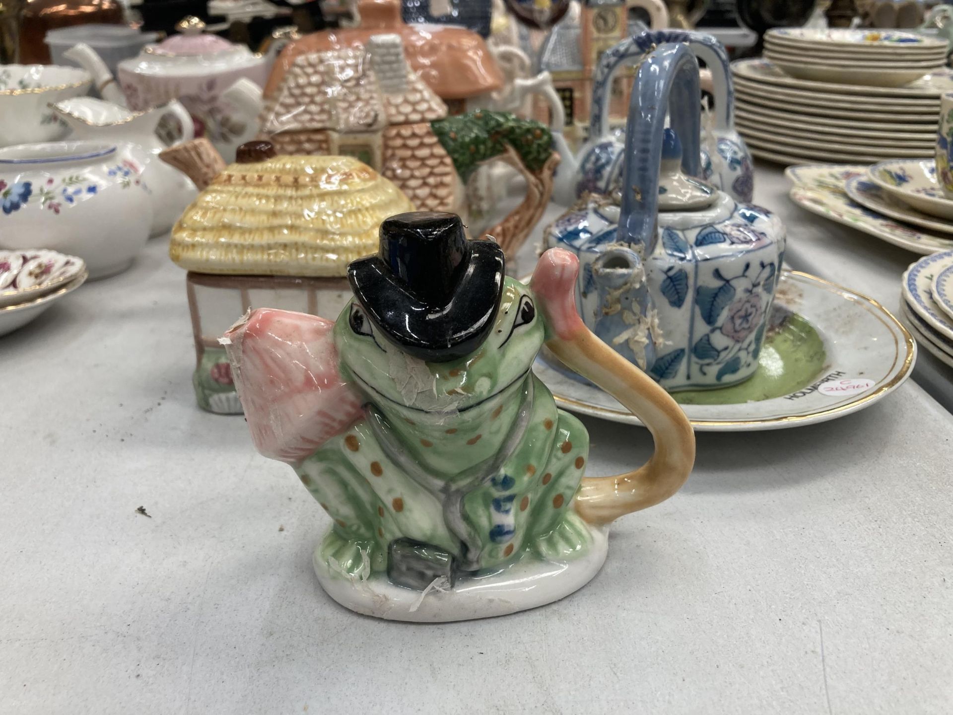 A COLLECTION OF NOVELTY CERAMIC TEAPOTS TO INCLUDE FROG AND PONY EXAMPLES - Image 4 of 4