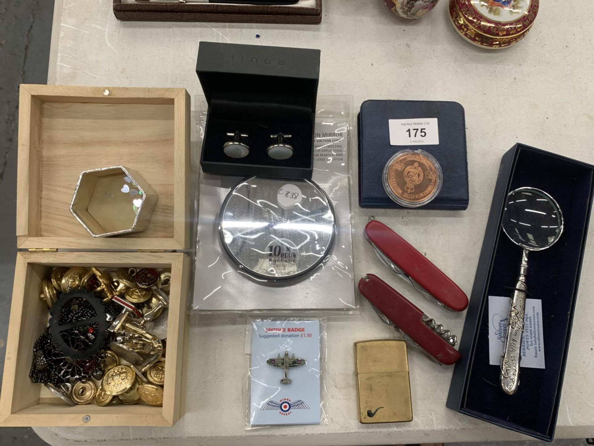 A MIXED LOT TO INCLUDE A VINTAGE ZIPPO LIGHTER, SWISS ARMY PENKNIVES, CUFFLINKS, BRASS BUTTONS,