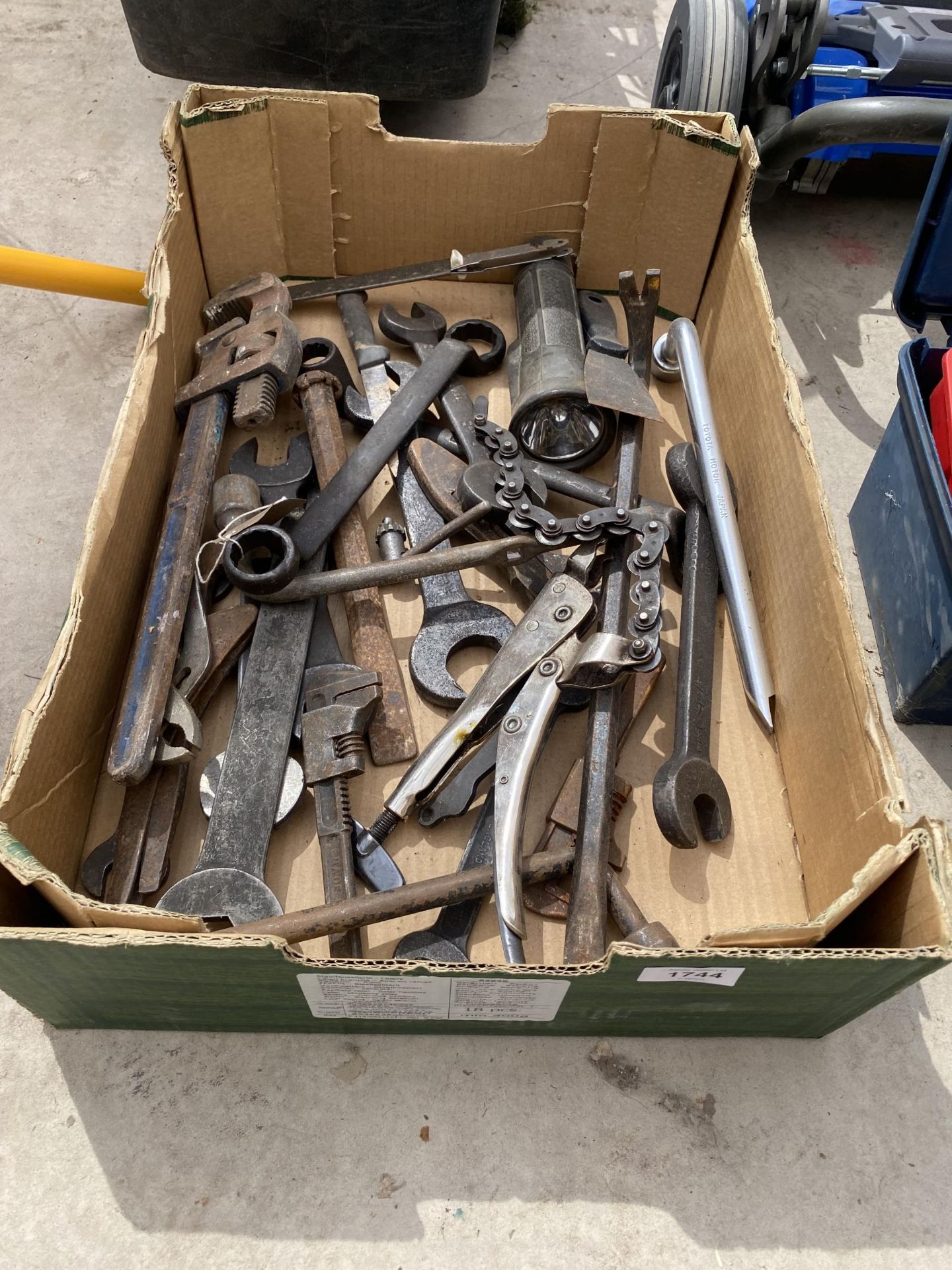 AN ASSORTMENT OF VINTAGE HAND TOOLS TO INCLUDE STILSENS AND SPANNERS ETC