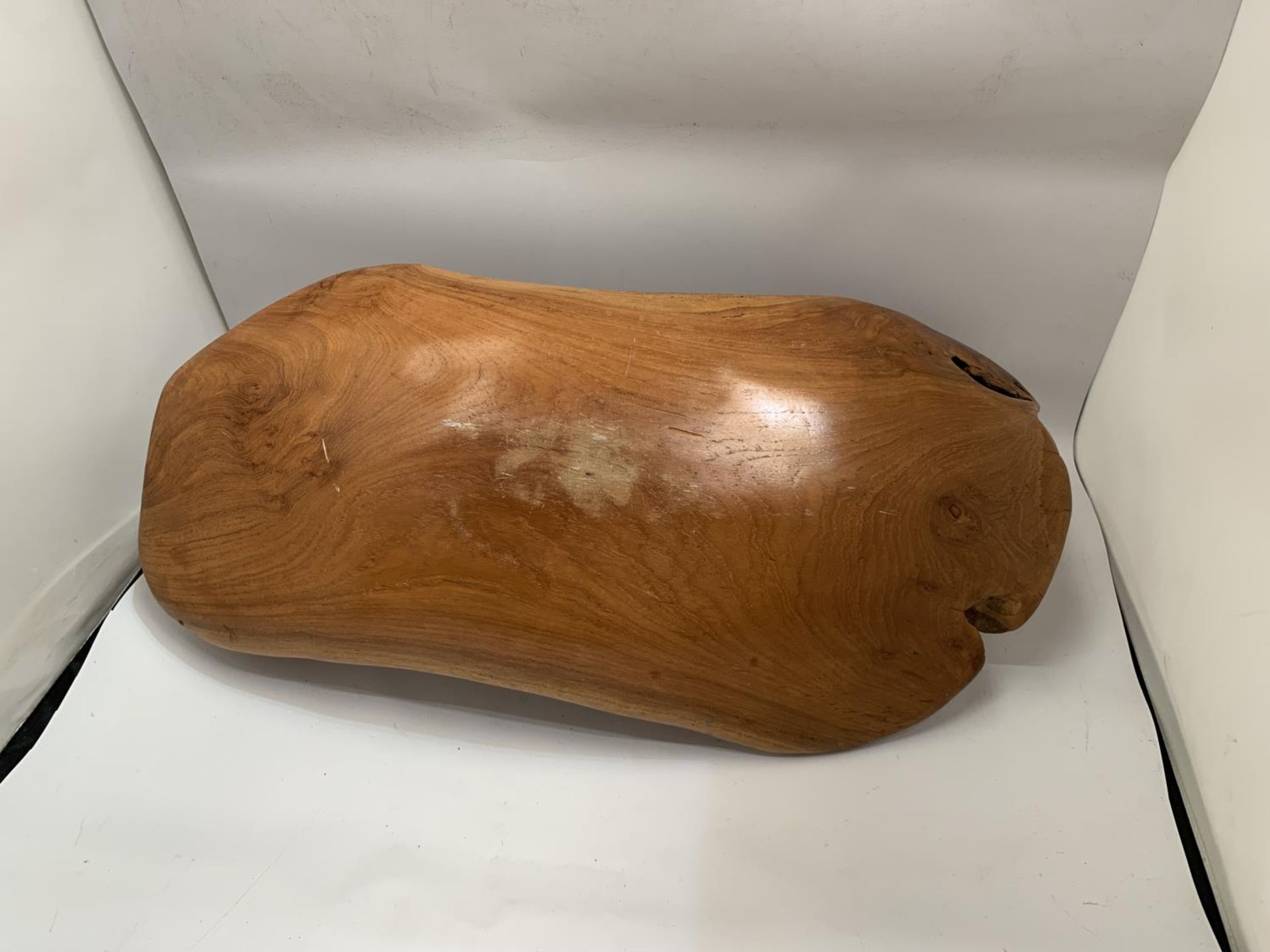 A LARGE VINTAGE HARDWOOD BOWL WITH HANDLE CARVED FROM ONE PIECE OF WOOD, LENGTH 50CM - Image 4 of 5