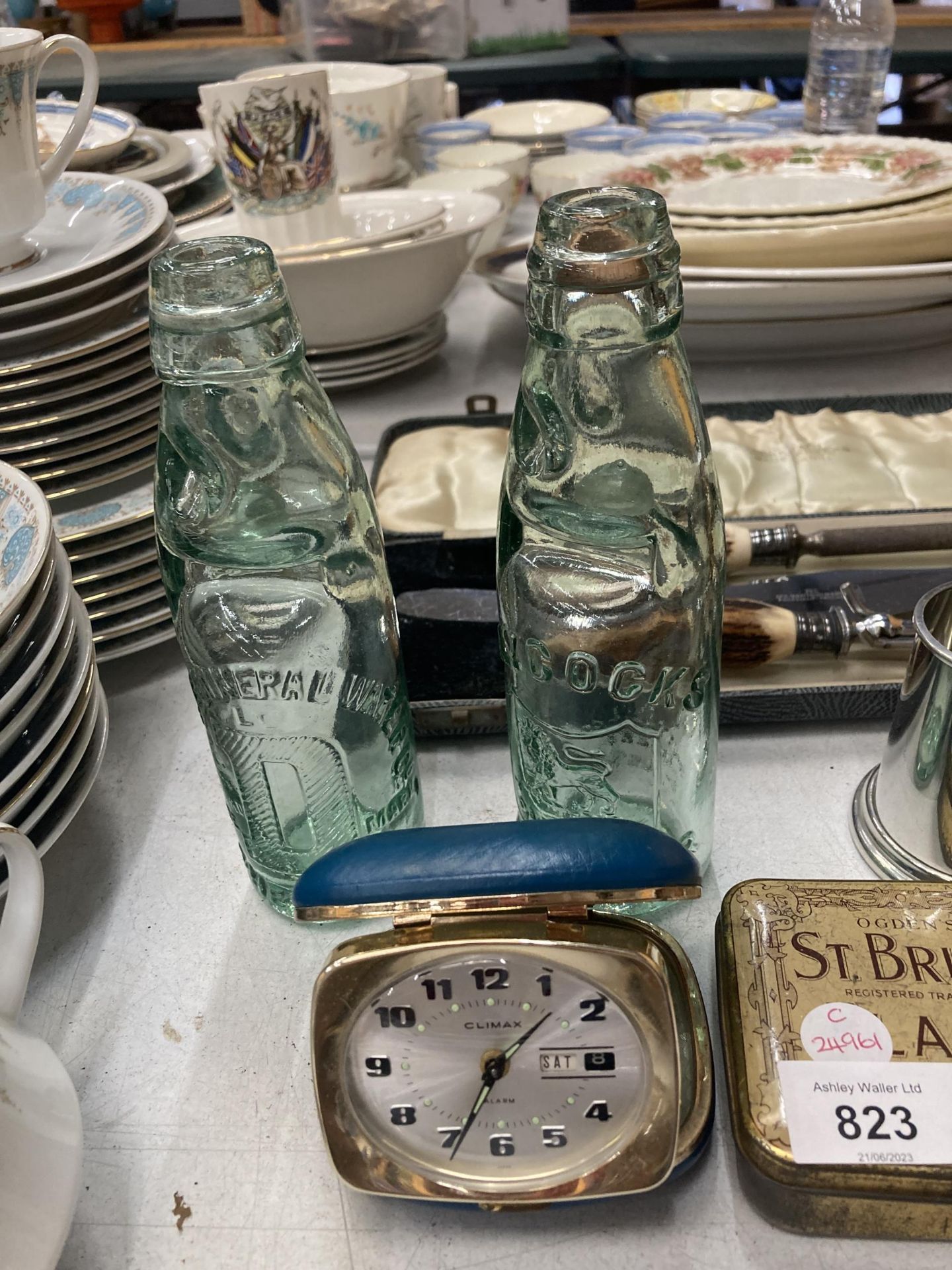 A MIXED VINTAGE LOT TO INCLUDE HORN HANDLED CARVING SET, EARLY WINE GLASSES, COD BOTTLES, CLIMAX - Image 3 of 3